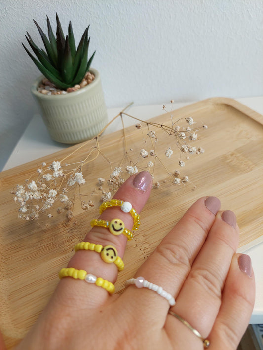 Handgemachtes Perlenring Set mit Smiley & Beads – elastische Ringe in Gelb, Weiß, Rot, mehrere Farben, Boho Schmuck, Geschenk für Sie