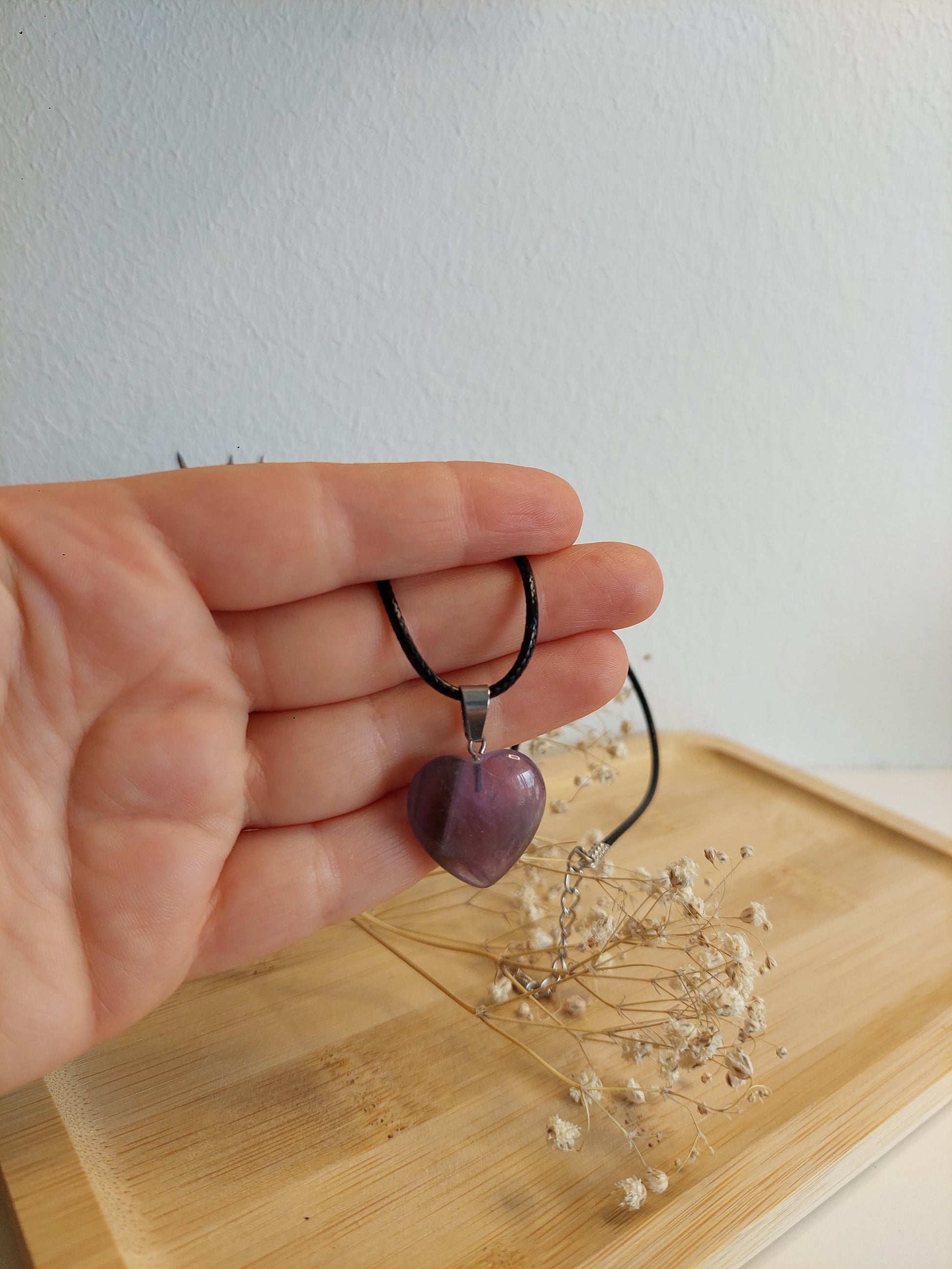 Silberne Edelstahlkette oder Lederband mit Amethyst Herz Edelstein, minimalistischer Schmuck, Geschenk für Frauen, Spiritualität Heilstein