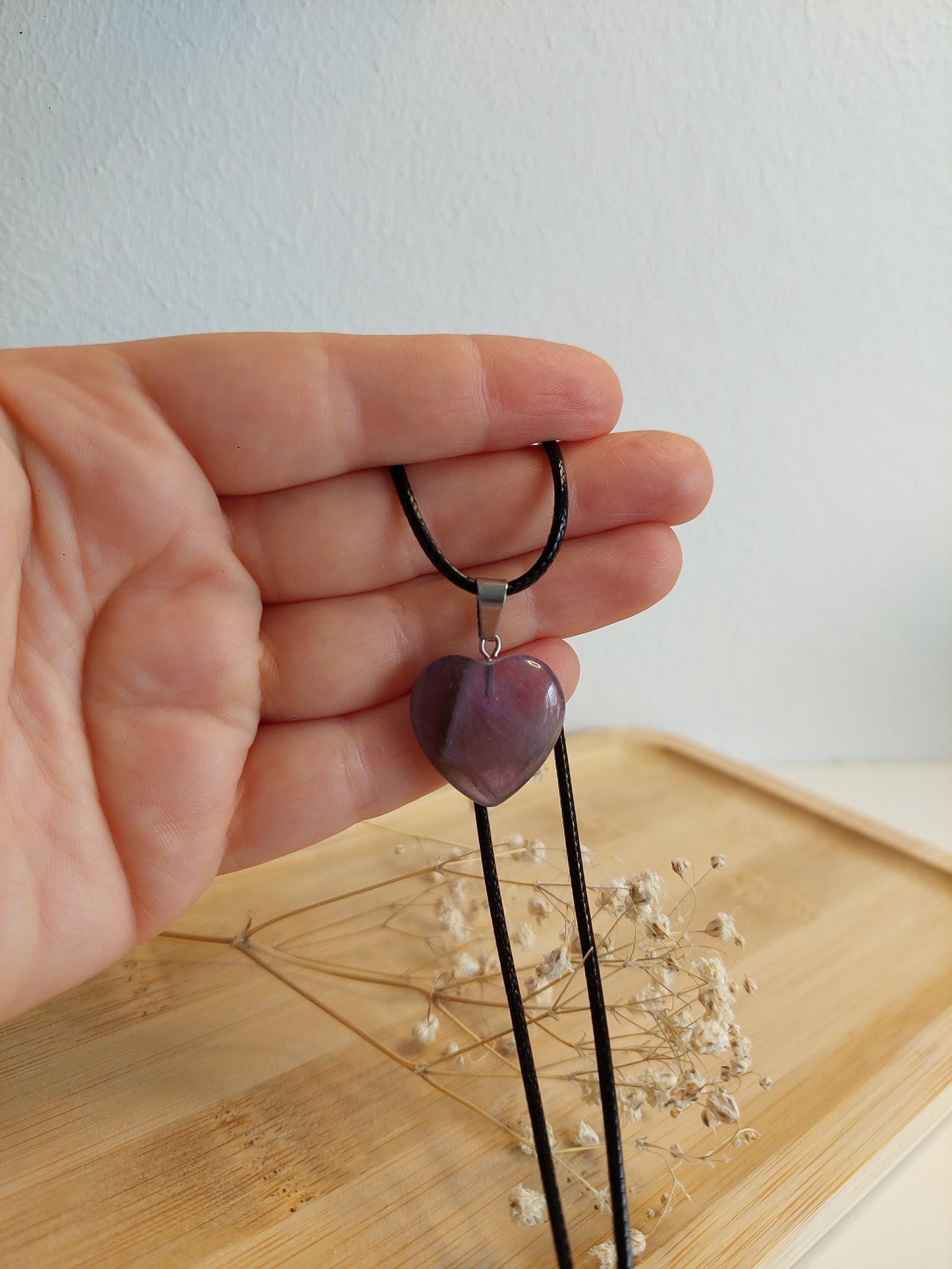 Silberne Edelstahlkette oder Lederband mit Amethyst Herz Edelstein, minimalistischer Schmuck, Geschenk für Frauen, Spiritualität Heilstein