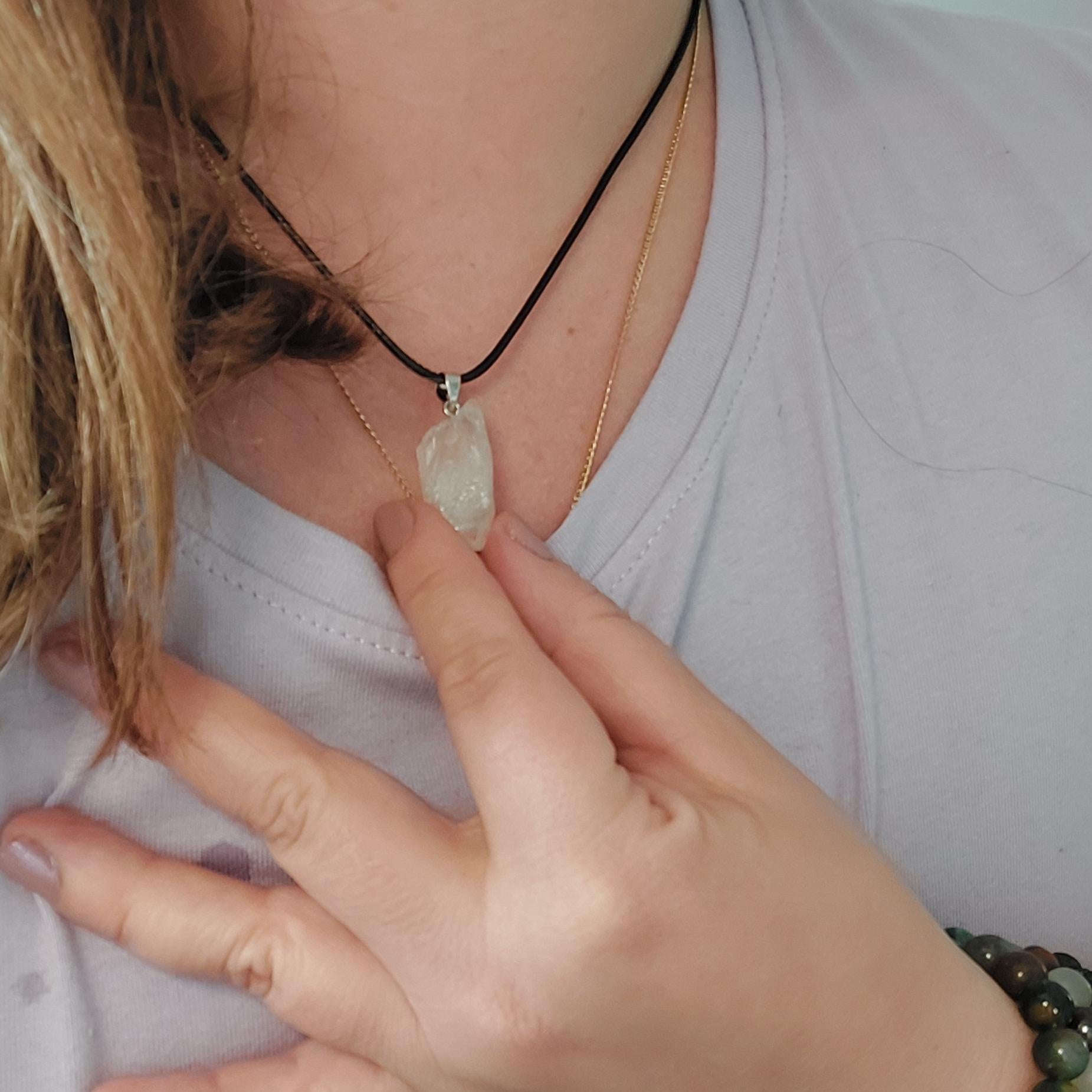 Bergkristall Kette aus Edlstahl oder Lederband – Heilstein Schmuck, Kristall Anhänger XS S M, Naturstein Halskette, Boho, Geschenk für Sie