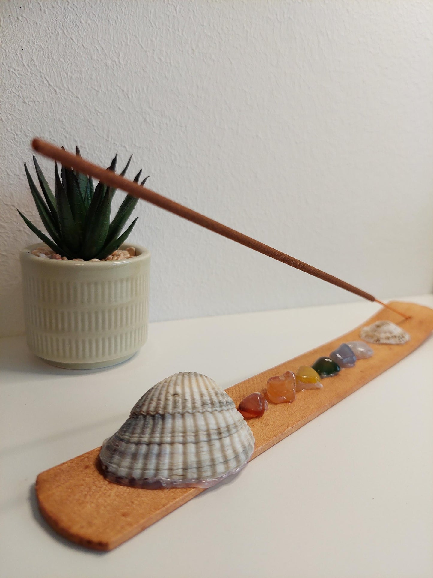 Handgemachter Räucherstäbchenhalter mit Muscheln & Chakra Edelsteinen – Boho Deko, Meditation, Yoga Zubehör, spirituelles Geschenk