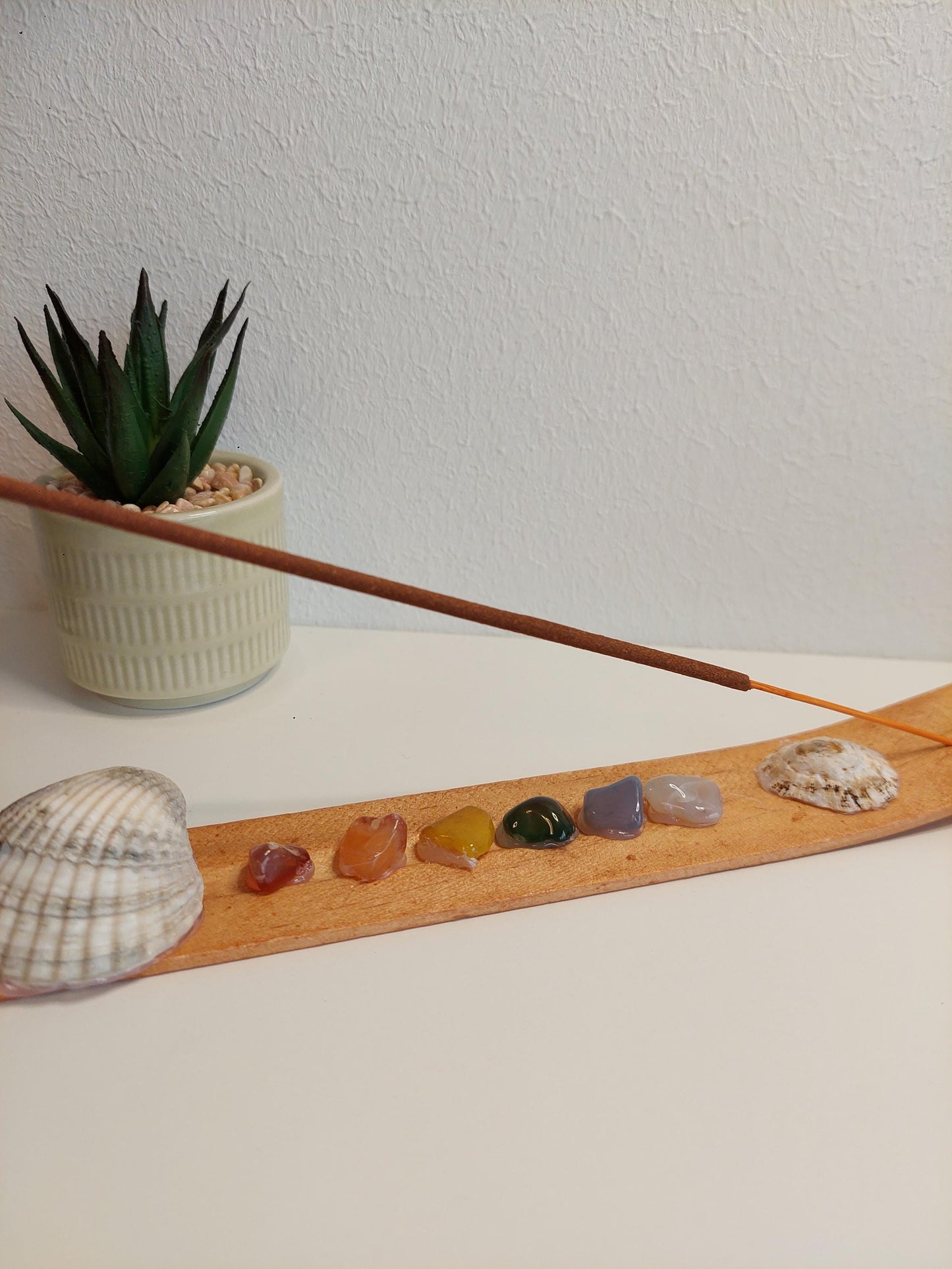 Handgemachter Räucherstäbchenhalter mit Muscheln & Chakra Edelsteinen – Boho Deko, Meditation, Yoga Zubehör, spirituelles Geschenk