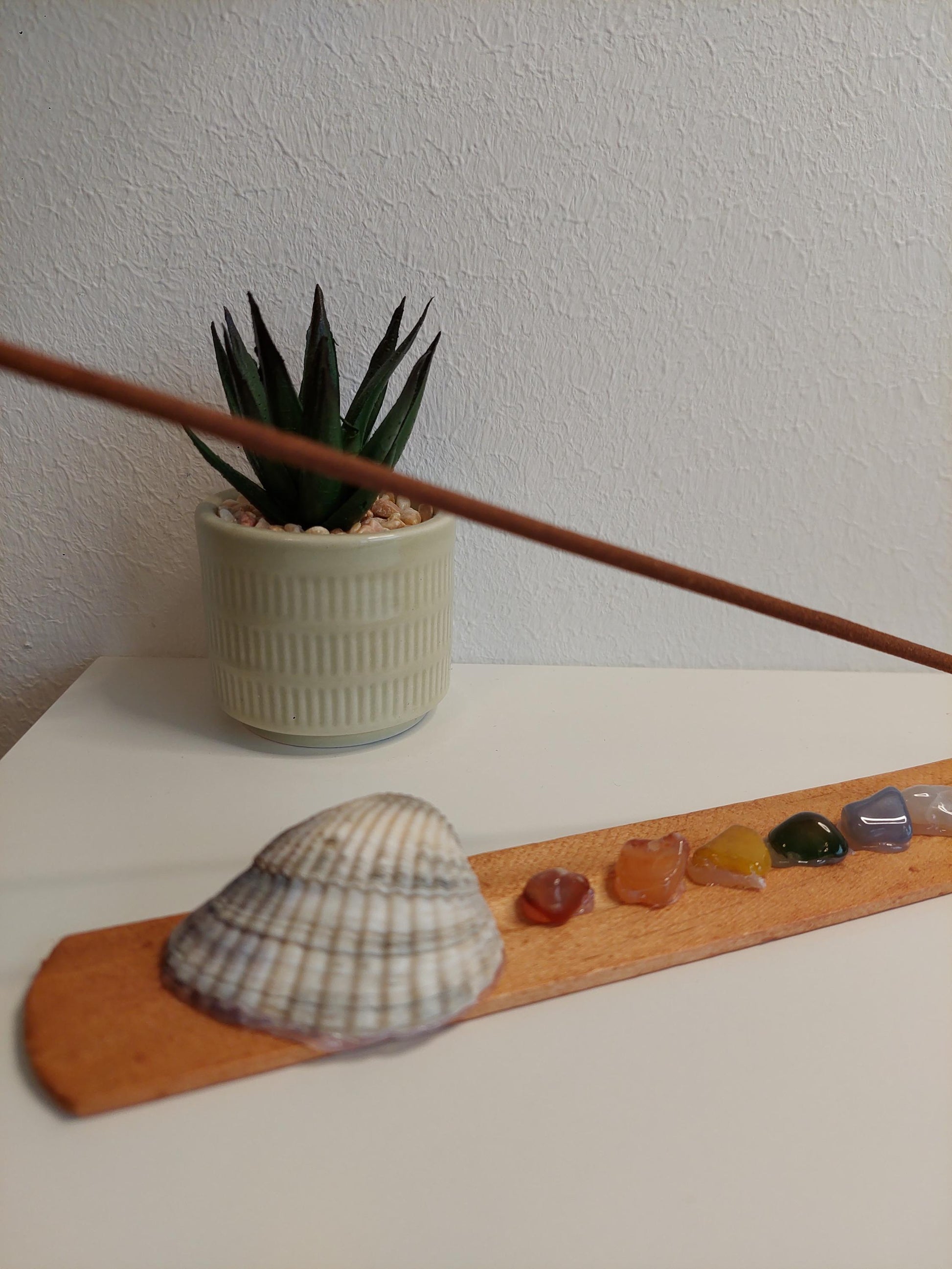 Handgemachter Räucherstäbchenhalter mit Muscheln & Chakra Edelsteinen – Boho Deko, Meditation, Yoga Zubehör, spirituelles Geschenk