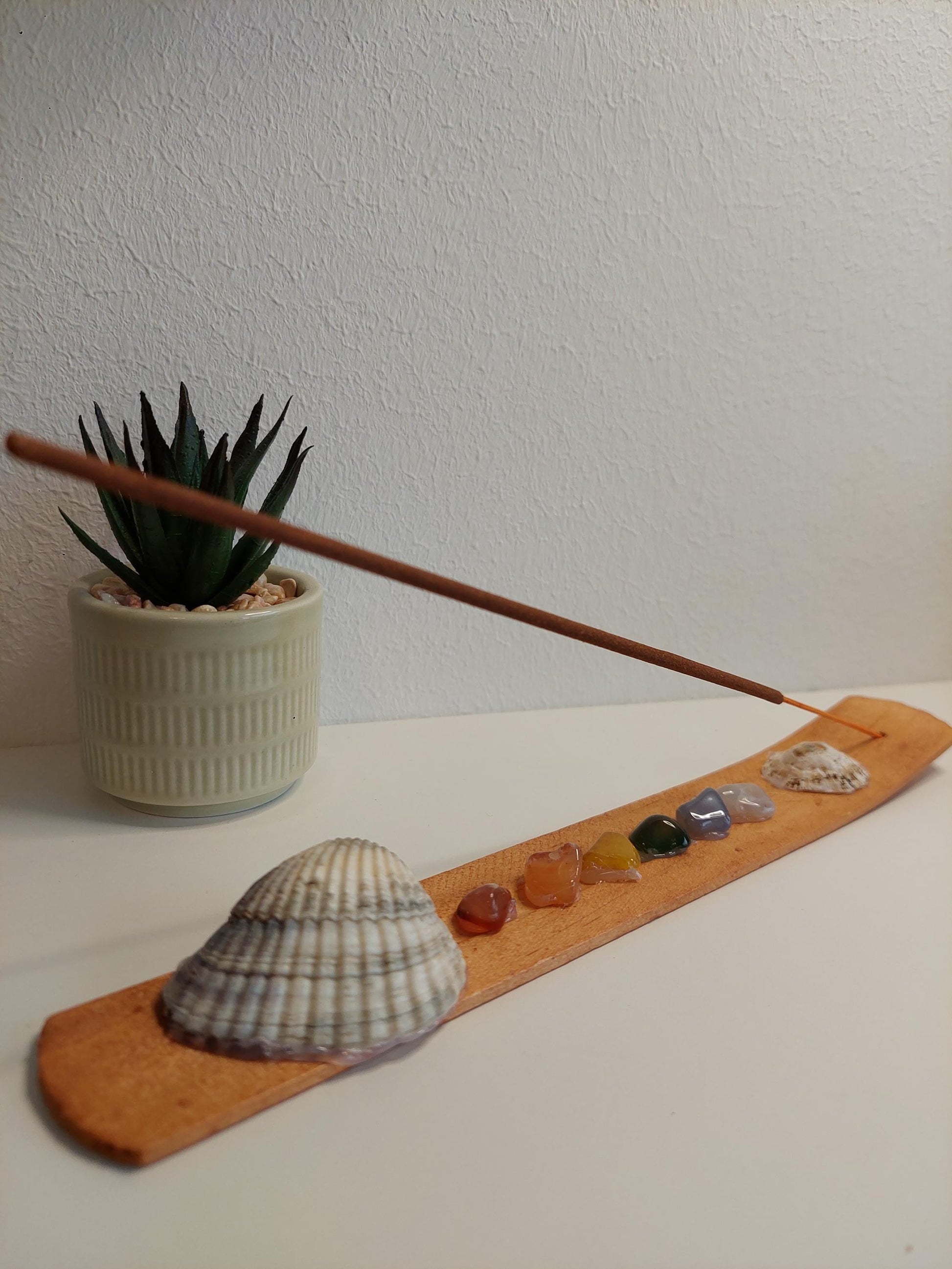 Handgemachter Räucherstäbchenhalter mit Muscheln & Chakra Edelsteinen – Boho Deko, Meditation, Yoga Zubehör, spirituelles Geschenk