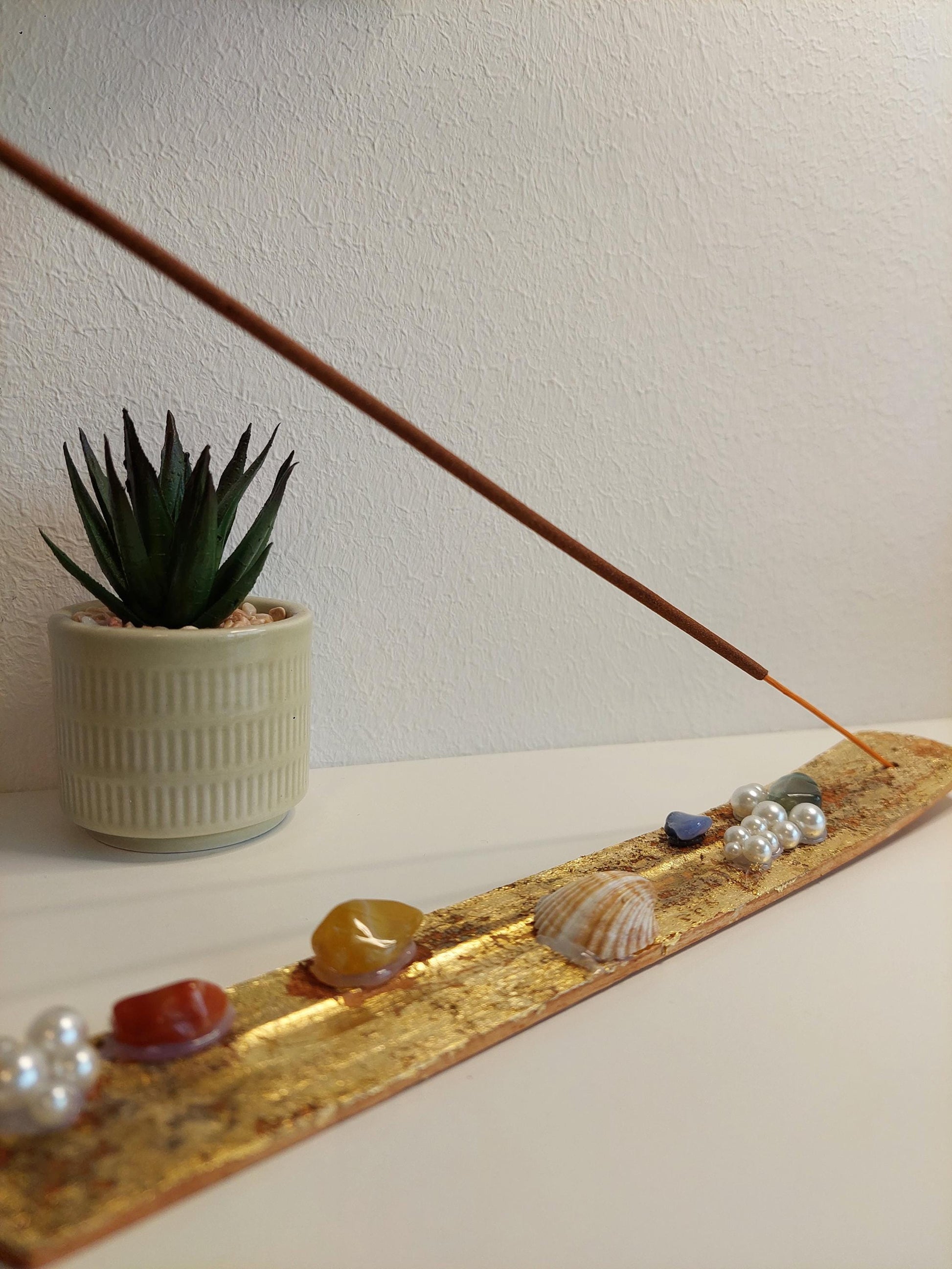 Handgemachter Räucherstäbchenhalter mit Muscheln,Perlen & Chakra Edelsteinen – Boho Deko, Meditation, Yoga Zubehör, spirituelles Geschenk