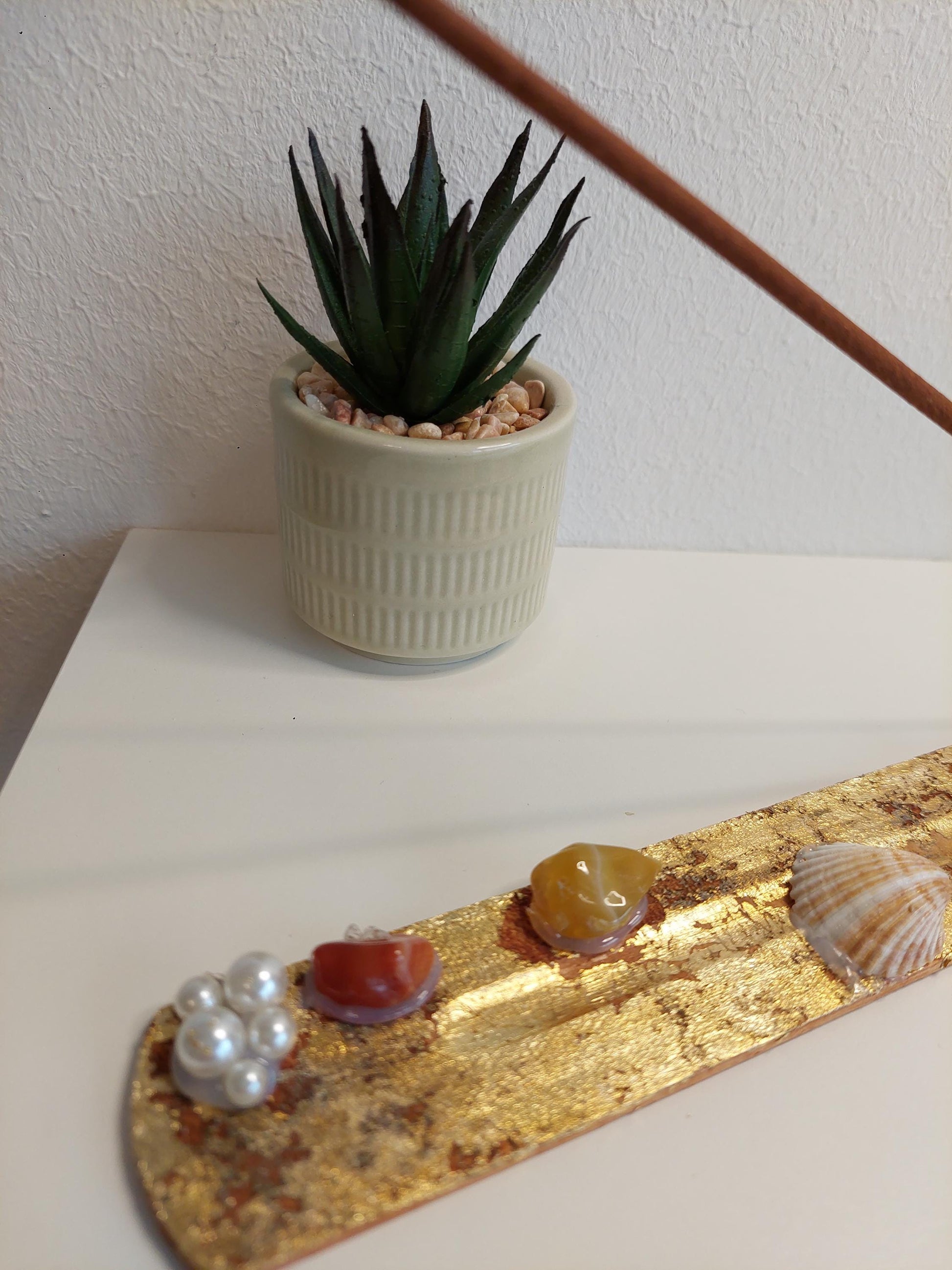 Handgemachter Räucherstäbchenhalter mit Muscheln,Perlen & Chakra Edelsteinen – Boho Deko, Meditation, Yoga Zubehör, spirituelles Geschenk