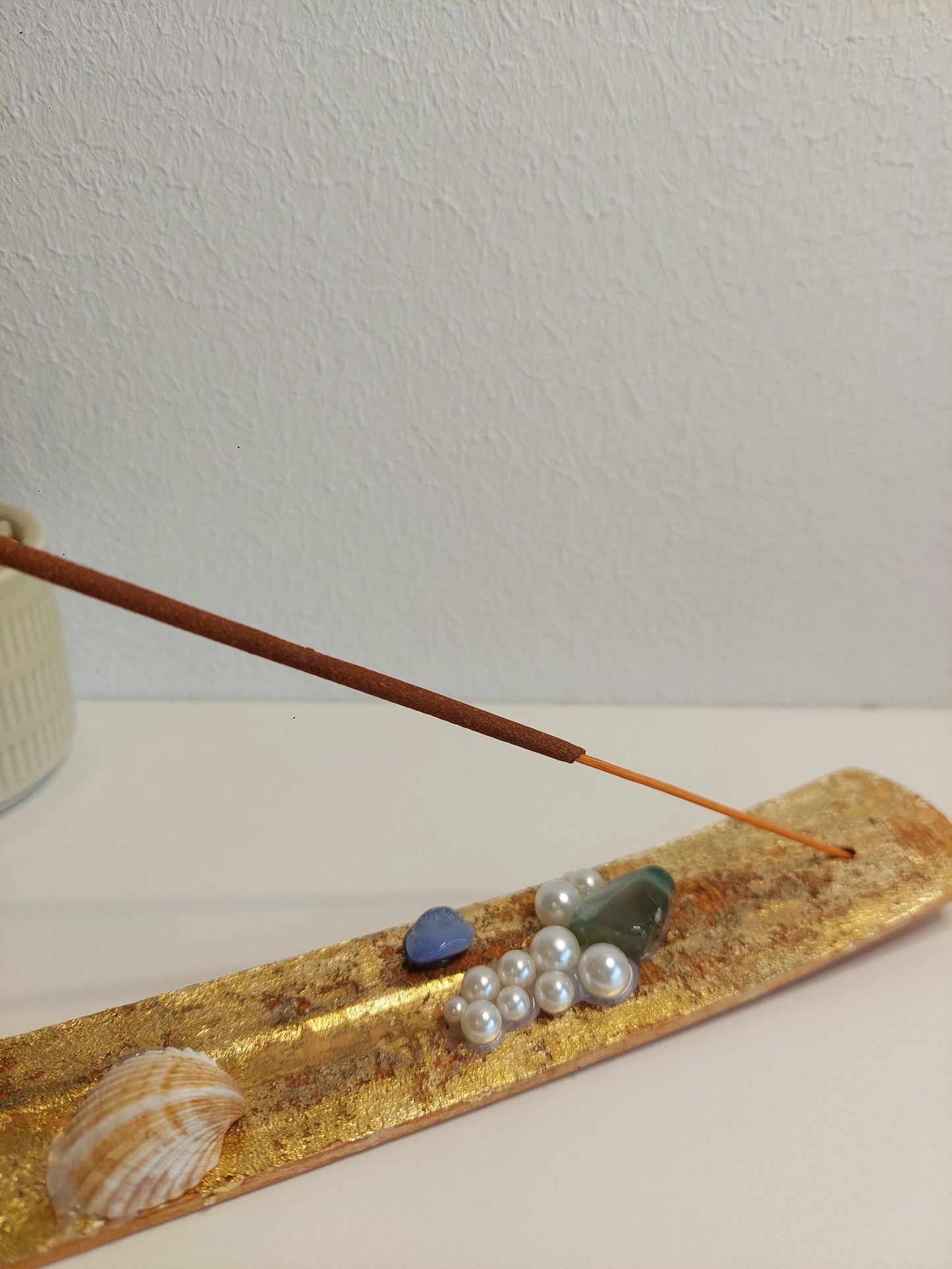 Handgemachter Räucherstäbchenhalter mit Muscheln,Perlen & Chakra Edelsteinen – Boho Deko, Meditation, Yoga Zubehör, spirituelles Geschenk