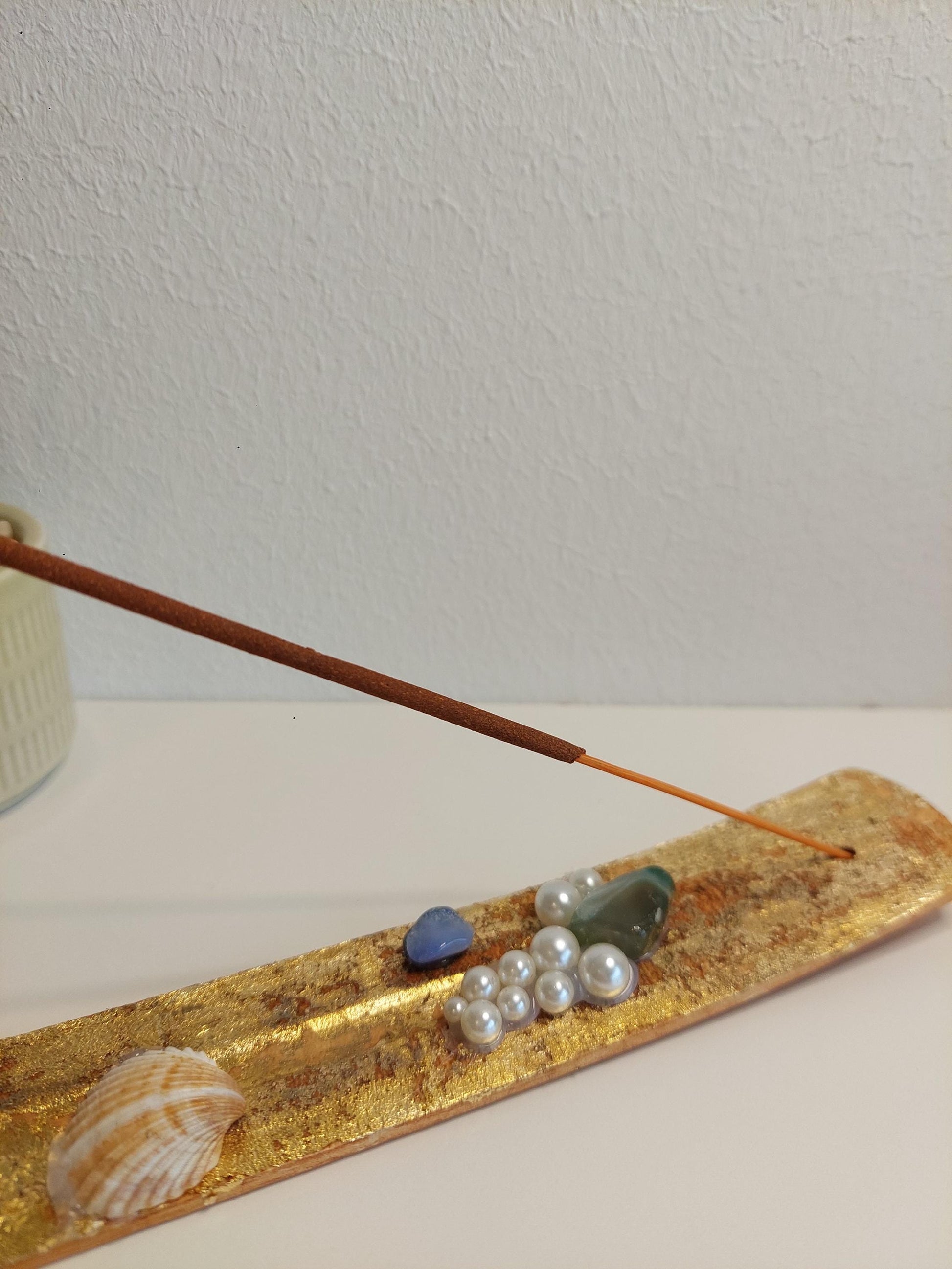 Handgemachter Räucherstäbchenhalter mit Muscheln,Perlen & Chakra Edelsteinen – Boho Deko, Meditation, Yoga Zubehör, spirituelles Geschenk