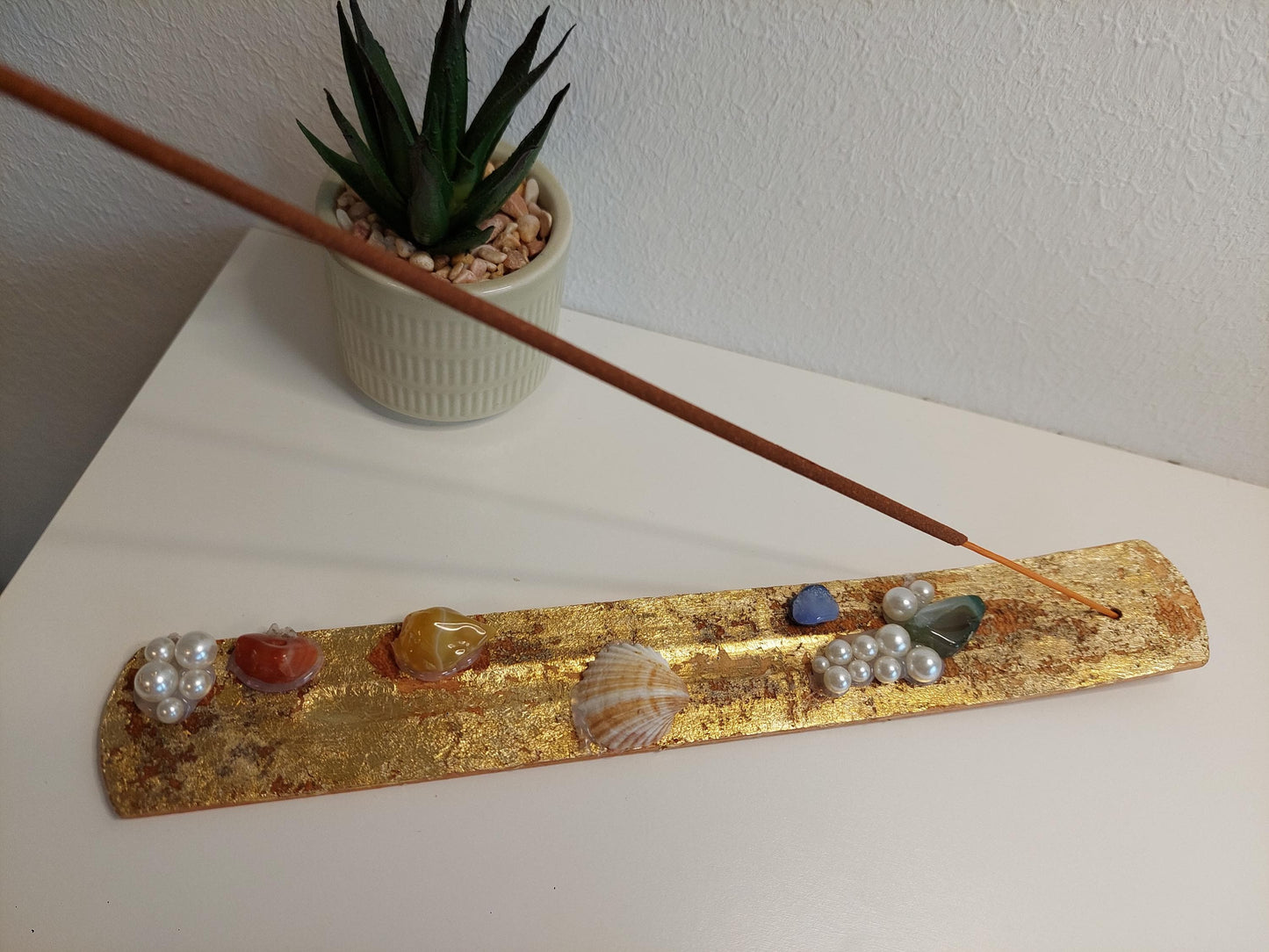 Handgemachter Räucherstäbchenhalter mit Muscheln,Perlen & Chakra Edelsteinen – Boho Deko, Meditation, Yoga Zubehör, spirituelles Geschenk
