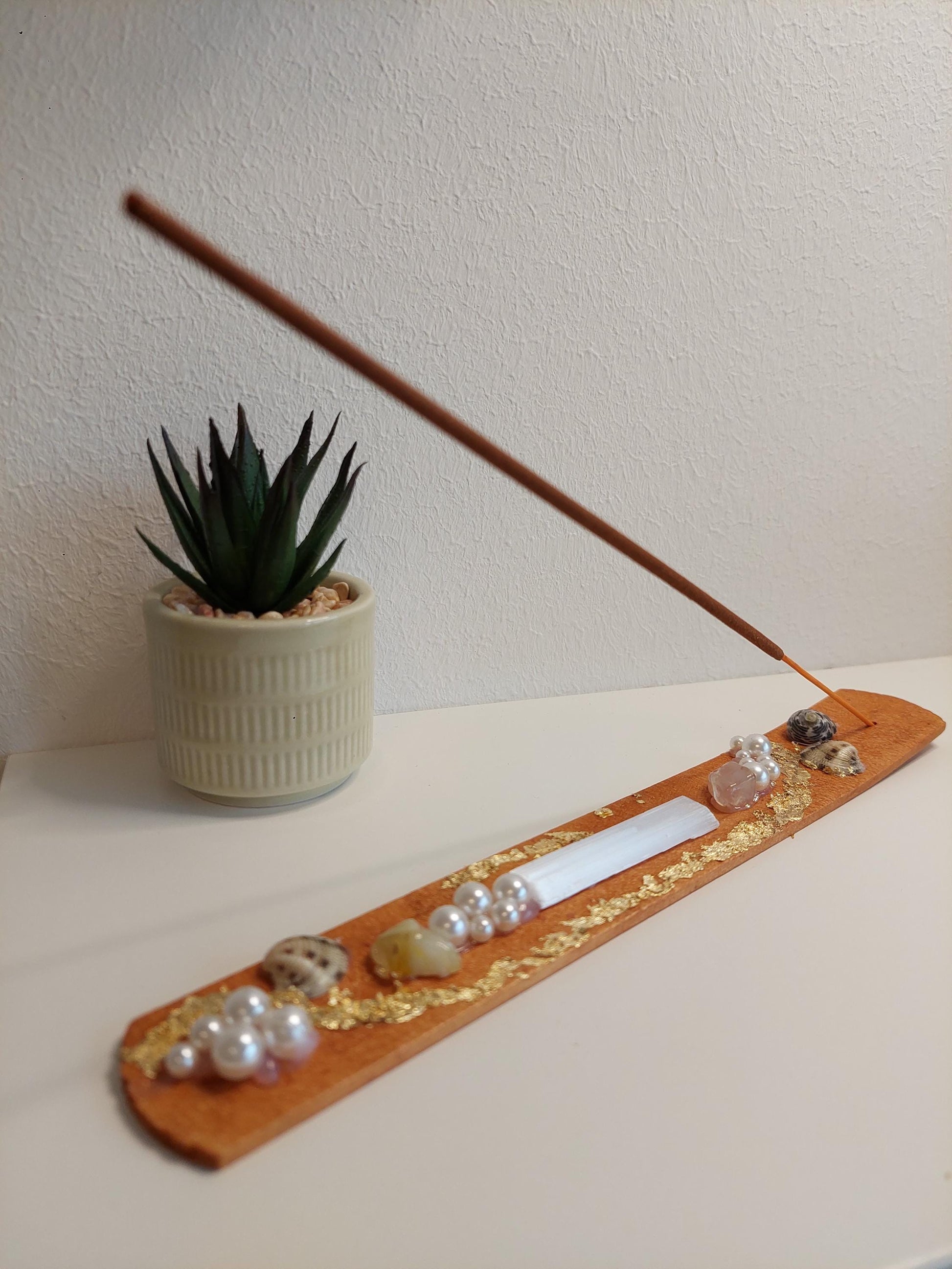 Handgemachter Räucherstäbchenhalter mit Selenit, Rosenquarz, Muscheln & Perlen – Boho Deko, Meditation, spirituelles Geschenk