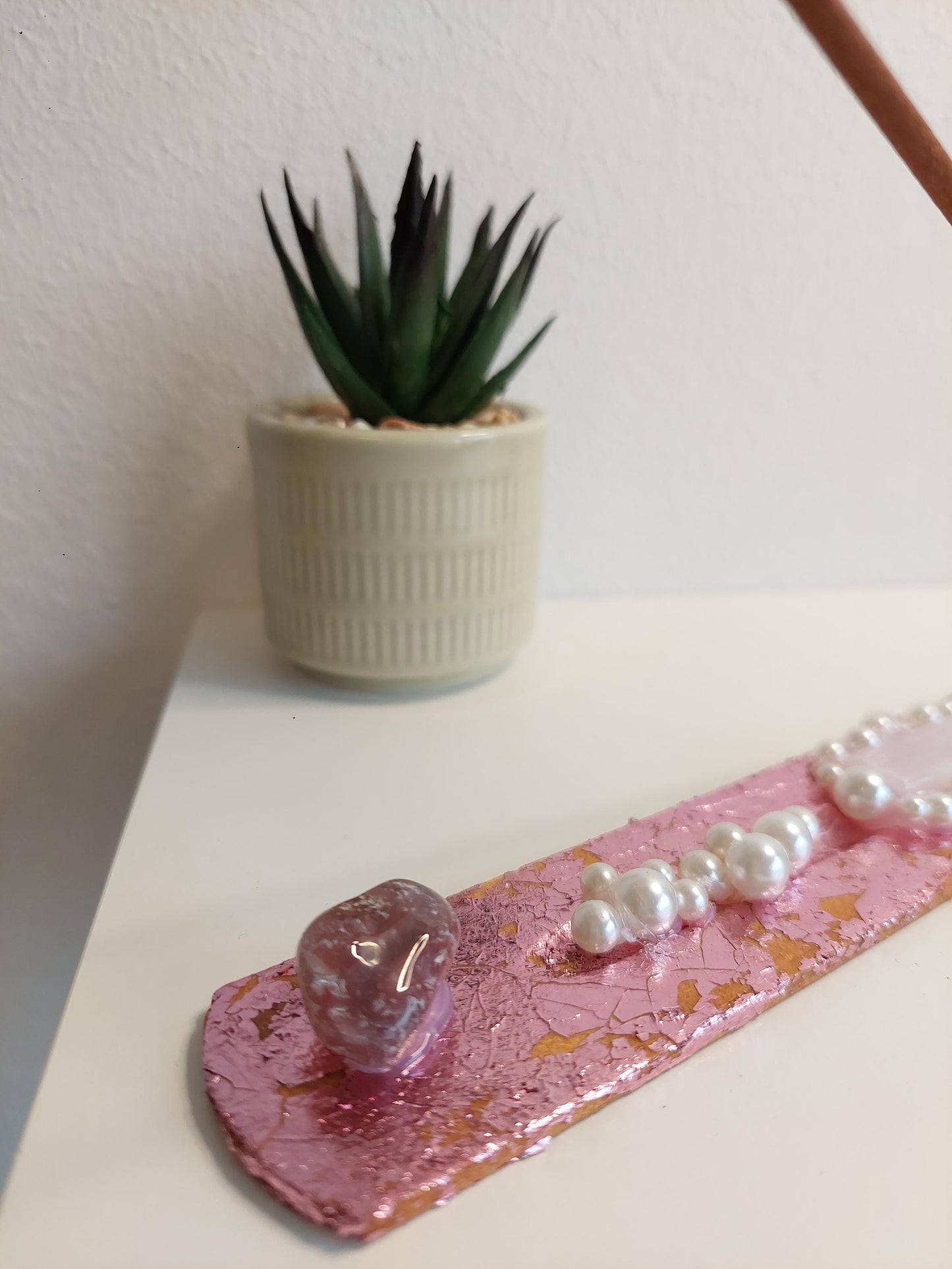 Handgemachter Räucherstäbchenhalter Rosa mit Rosenquarz, Selenit & Perlen – Boho Glam Deko, spirituelles Geschenk, Meditation Zubehör