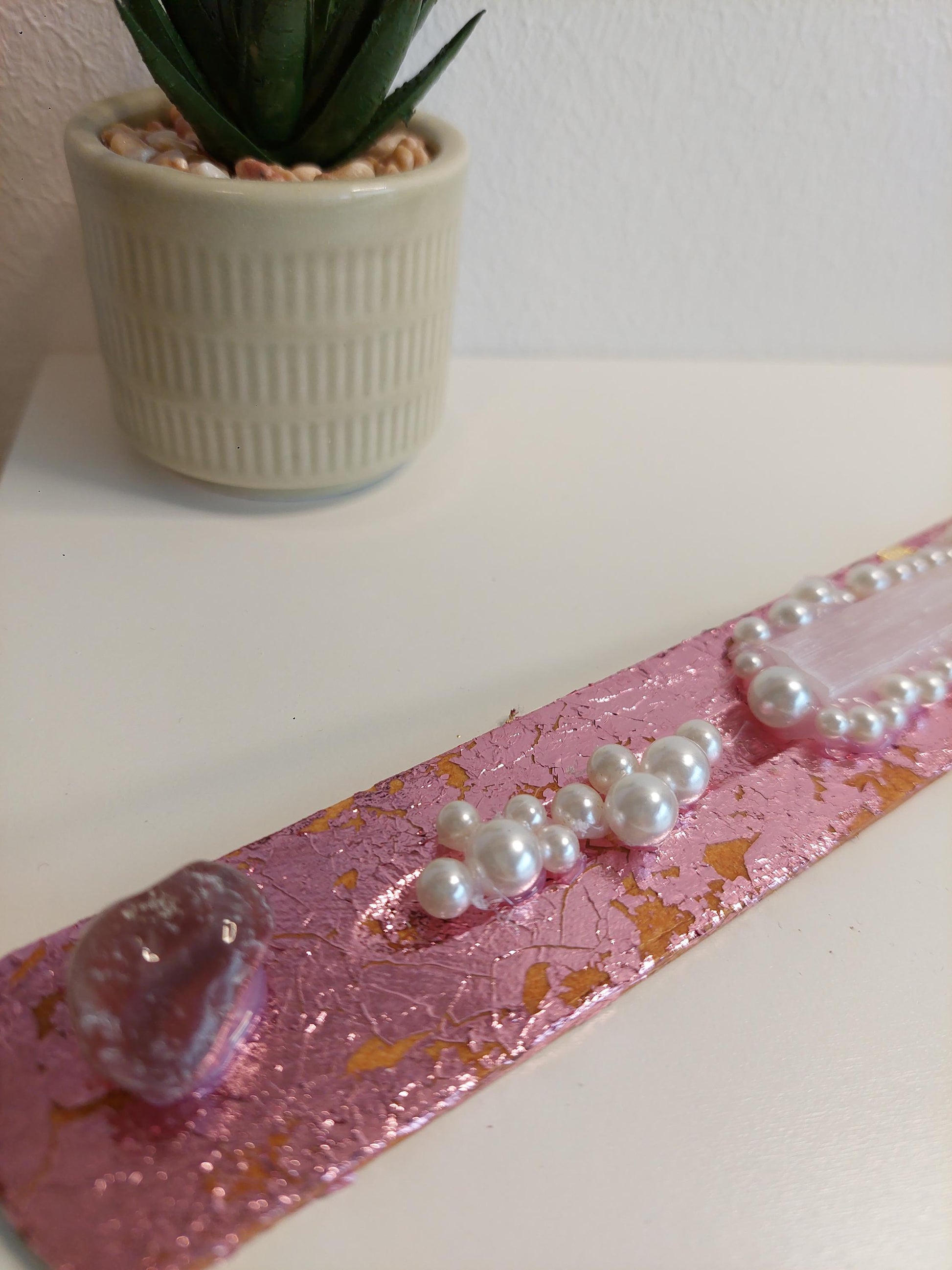 Handgemachter Räucherstäbchenhalter Rosa mit Rosenquarz, Selenit & Perlen – Boho Glam Deko, spirituelles Geschenk, Meditation Zubehör