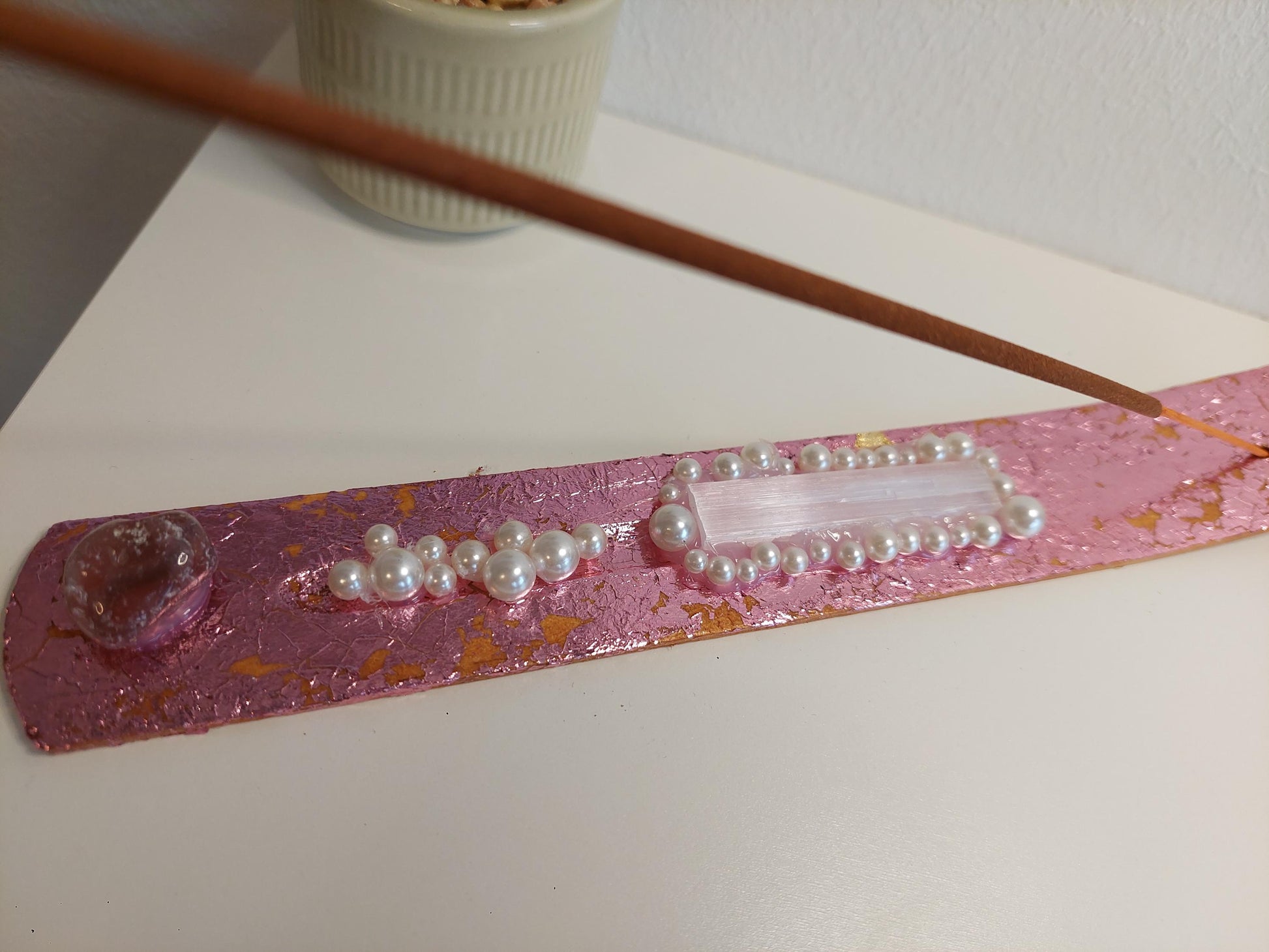 Handgemachter Räucherstäbchenhalter Rosa mit Rosenquarz, Selenit & Perlen – Boho Glam Deko, spirituelles Geschenk, Meditation Zubehör