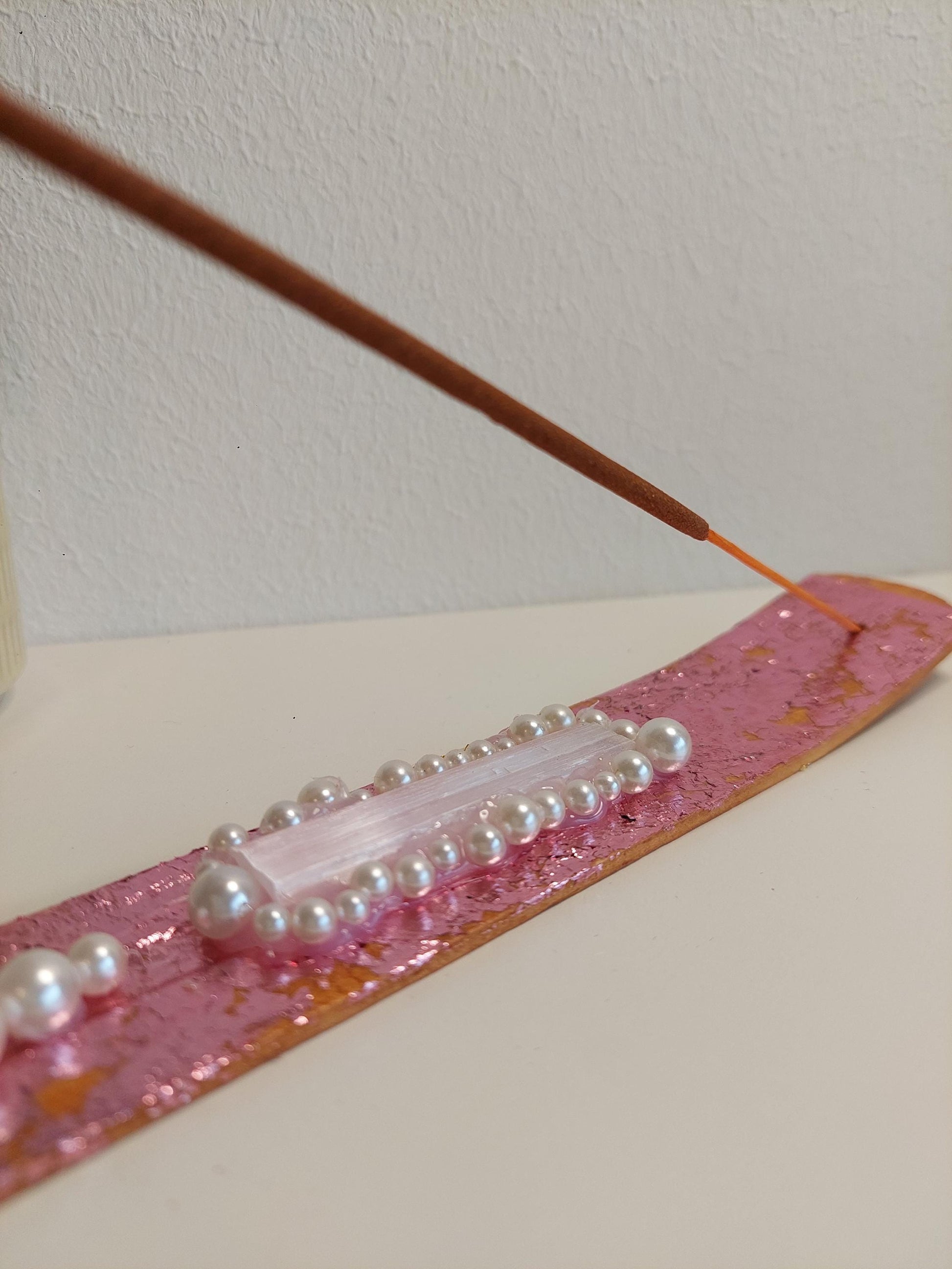 Handgemachter Räucherstäbchenhalter Rosa mit Rosenquarz, Selenit & Perlen – Boho Glam Deko, spirituelles Geschenk, Meditation Zubehör