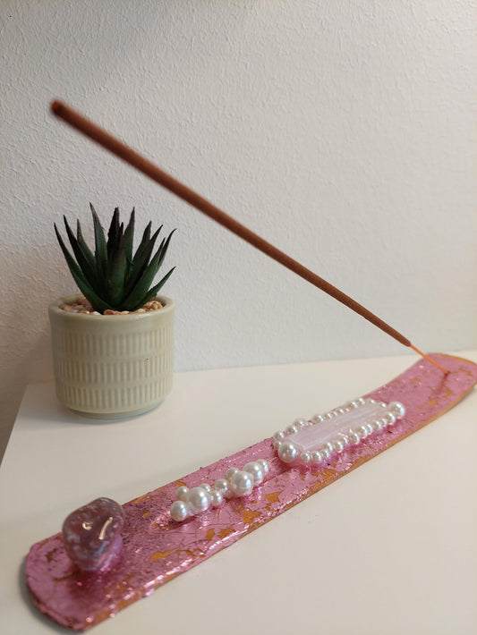 Handgemachter Räucherstäbchenhalter Rosa mit Rosenquarz, Selenit & Perlen – Boho Glam Deko, spirituelles Geschenk, Meditation Zubehör