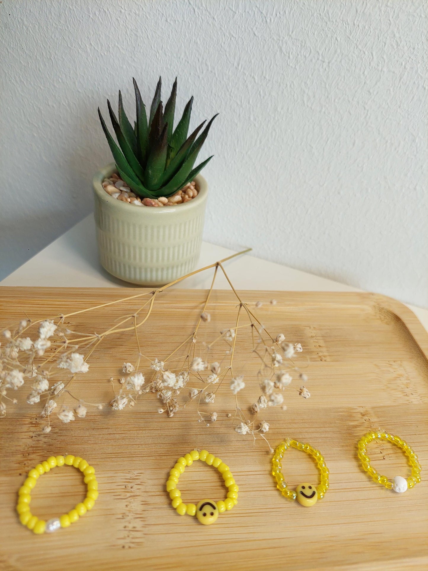 Handgemachtes Perlenring Set mit Smiley & Beads – elastische Ringe in Gelb, Weiß, Rot, mehrere Farben, Boho Schmuck, Geschenk für Sie