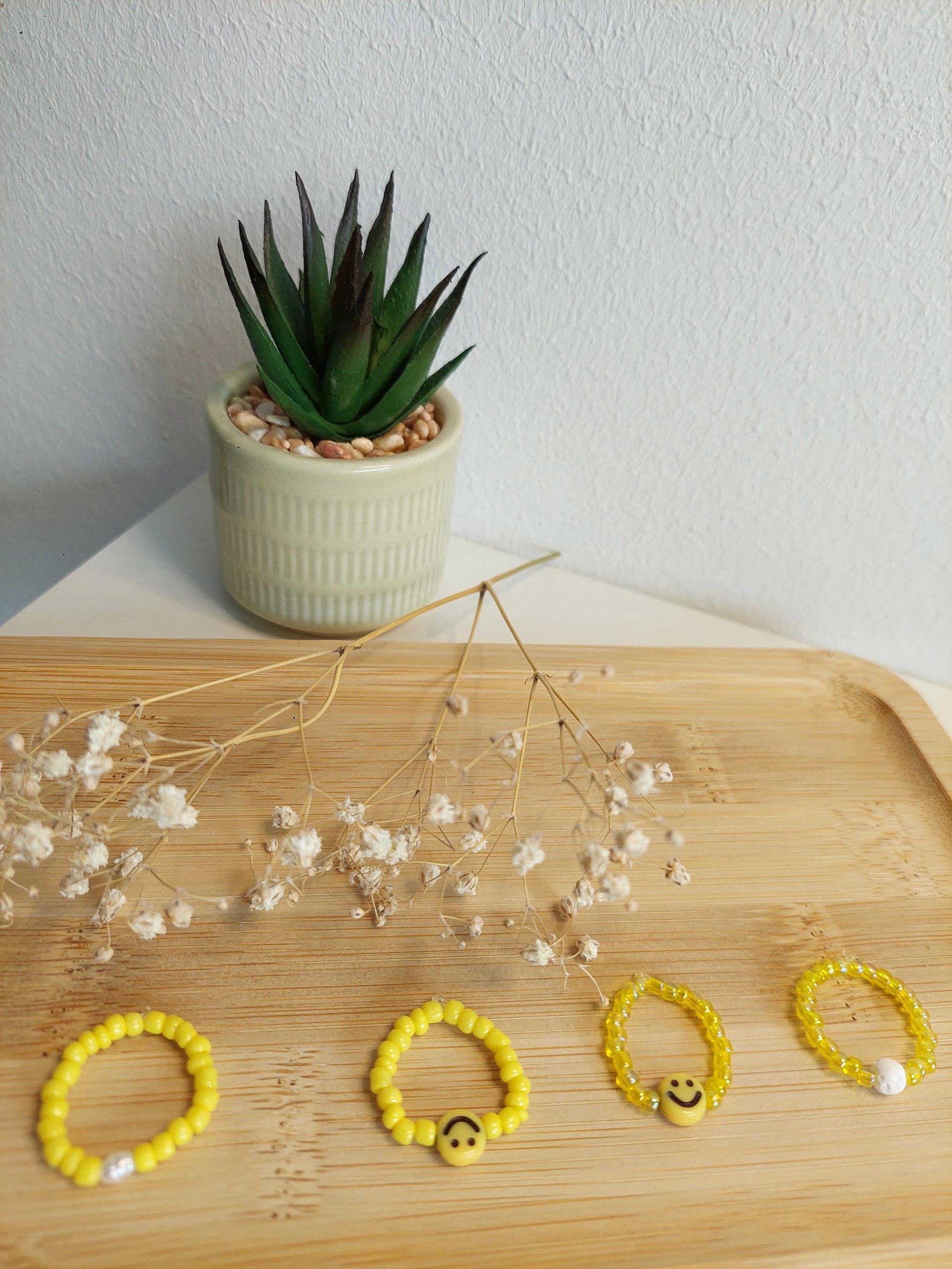 Handgemachtes Perlenring Set mit Smiley & Beads – elastische Ringe in Gelb, Weiß, Rot, mehrere Farben, Boho Schmuck, Geschenk für Sie