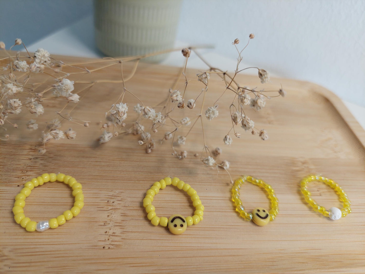 Handgemachtes Perlenring Set mit Smiley & Beads – elastische Ringe in Gelb, Weiß, Rot, mehrere Farben, Boho Schmuck, Geschenk für Sie