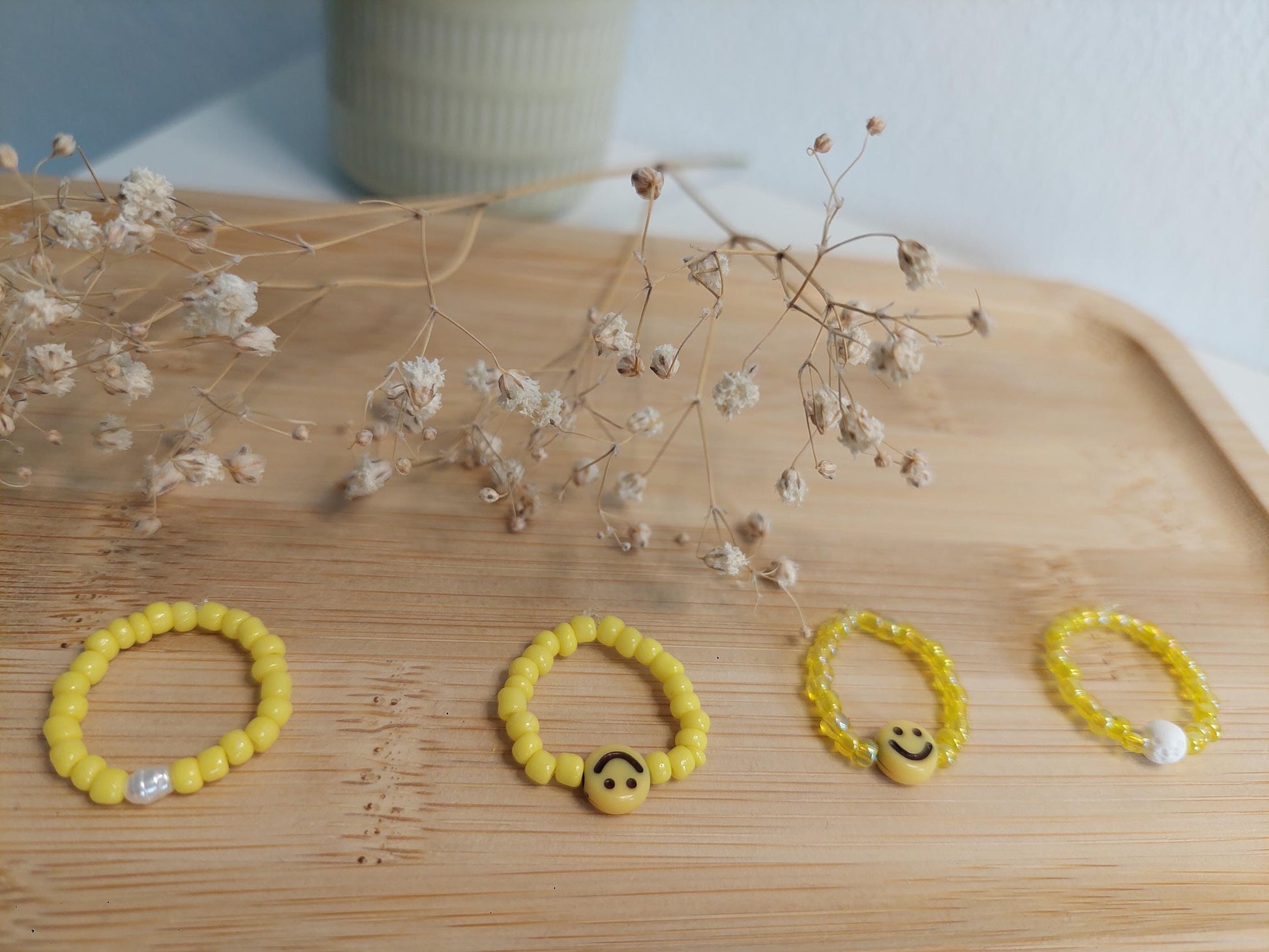 Handgemachtes Perlenring Set mit Smiley & Beads – elastische Ringe in Gelb, Weiß, Rot, mehrere Farben, Boho Schmuck, Geschenk für Sie