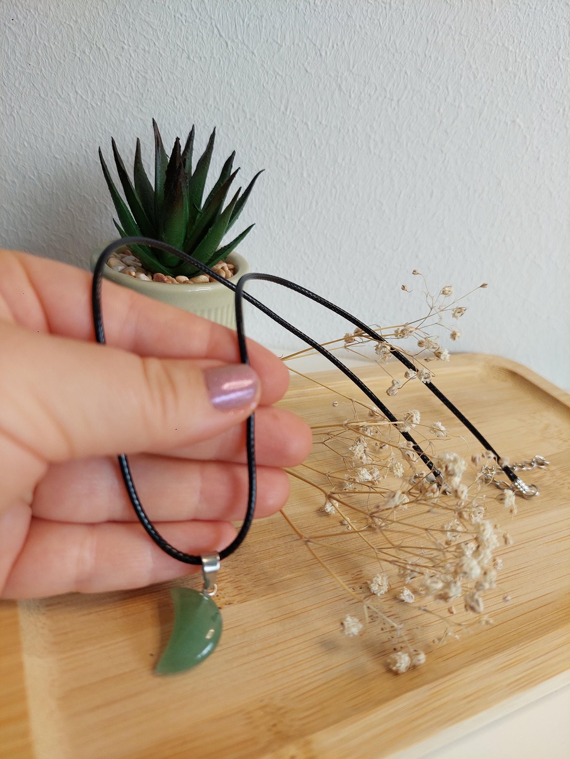 Mondstein Kette Edelstein Anhänger – Edelstahl Halskette mit Heilstein Halbmond – Boho Schmuck Damen Geschenk Naturstein