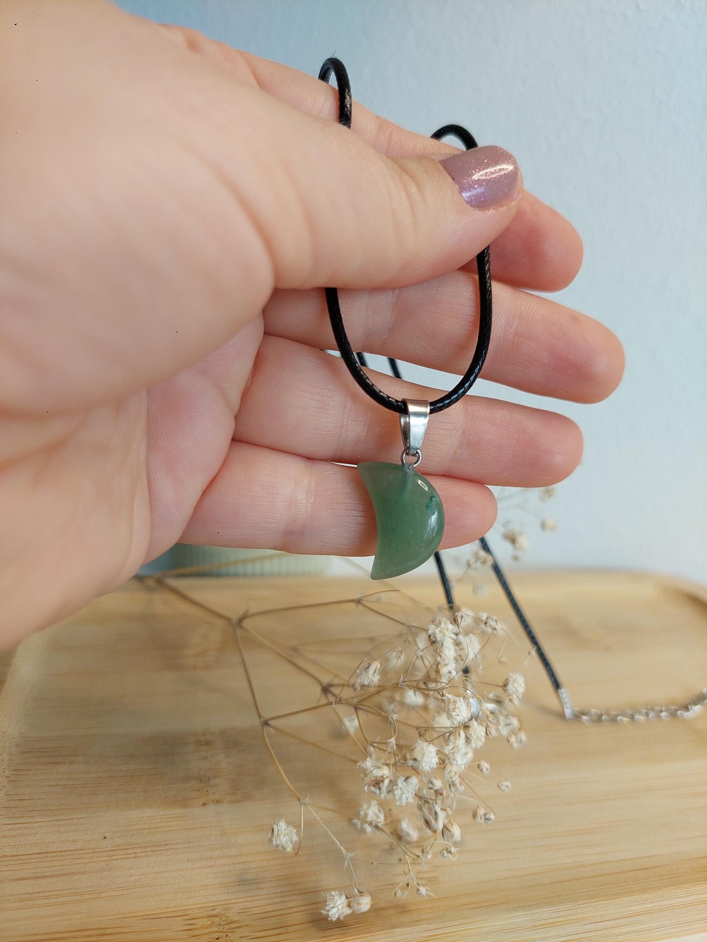 Mondstein Kette Edelstein Anhänger – Edelstahl oder Lederband Halskette mit Heilstein Halbmond – Boho Schmuck Damen Geschenk Naturstein