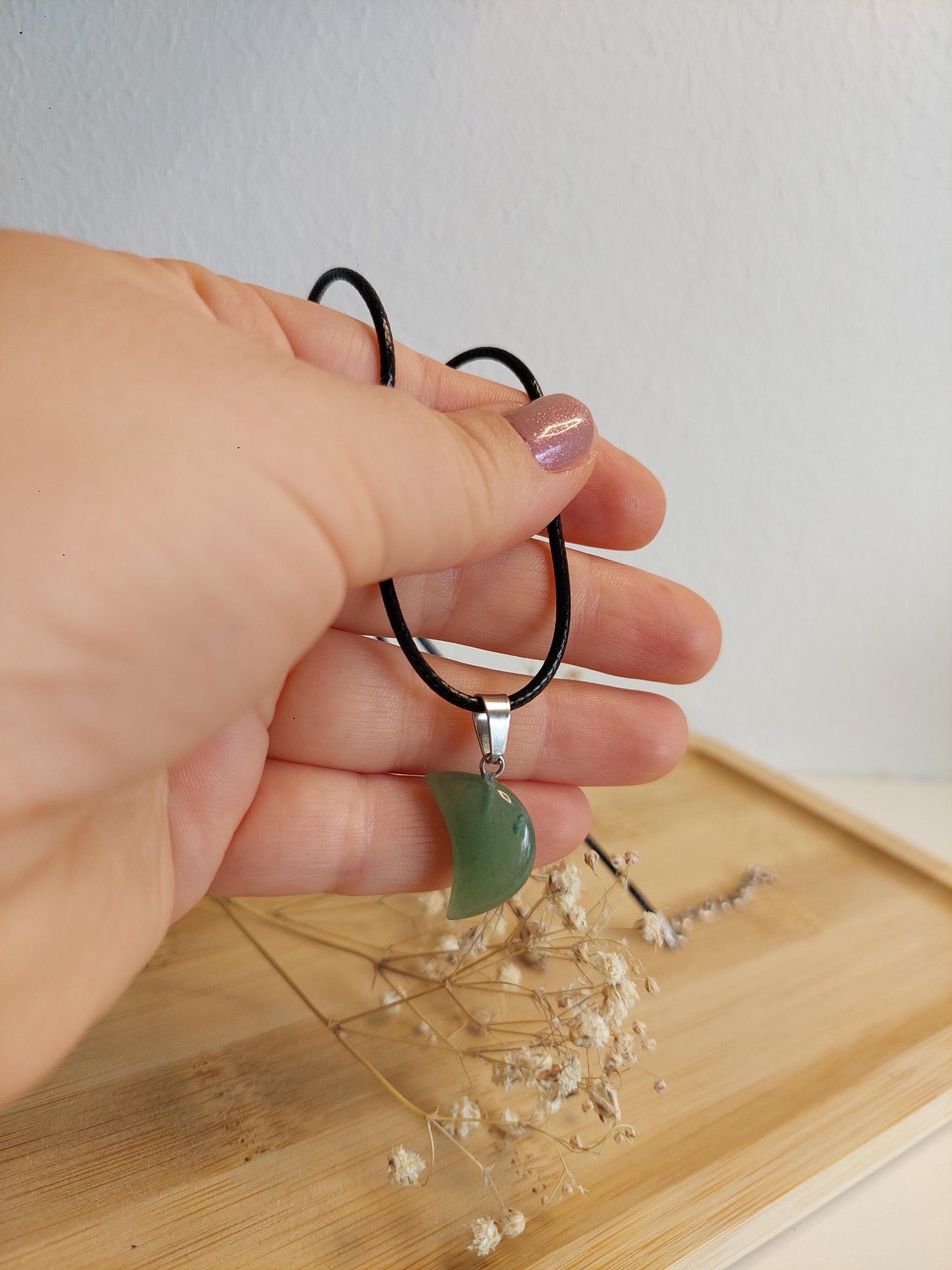 Mondstein Kette Edelstein Anhänger – Edelstahl oder Lederband Halskette mit Heilstein Halbmond – Boho Schmuck Damen Geschenk Naturstein