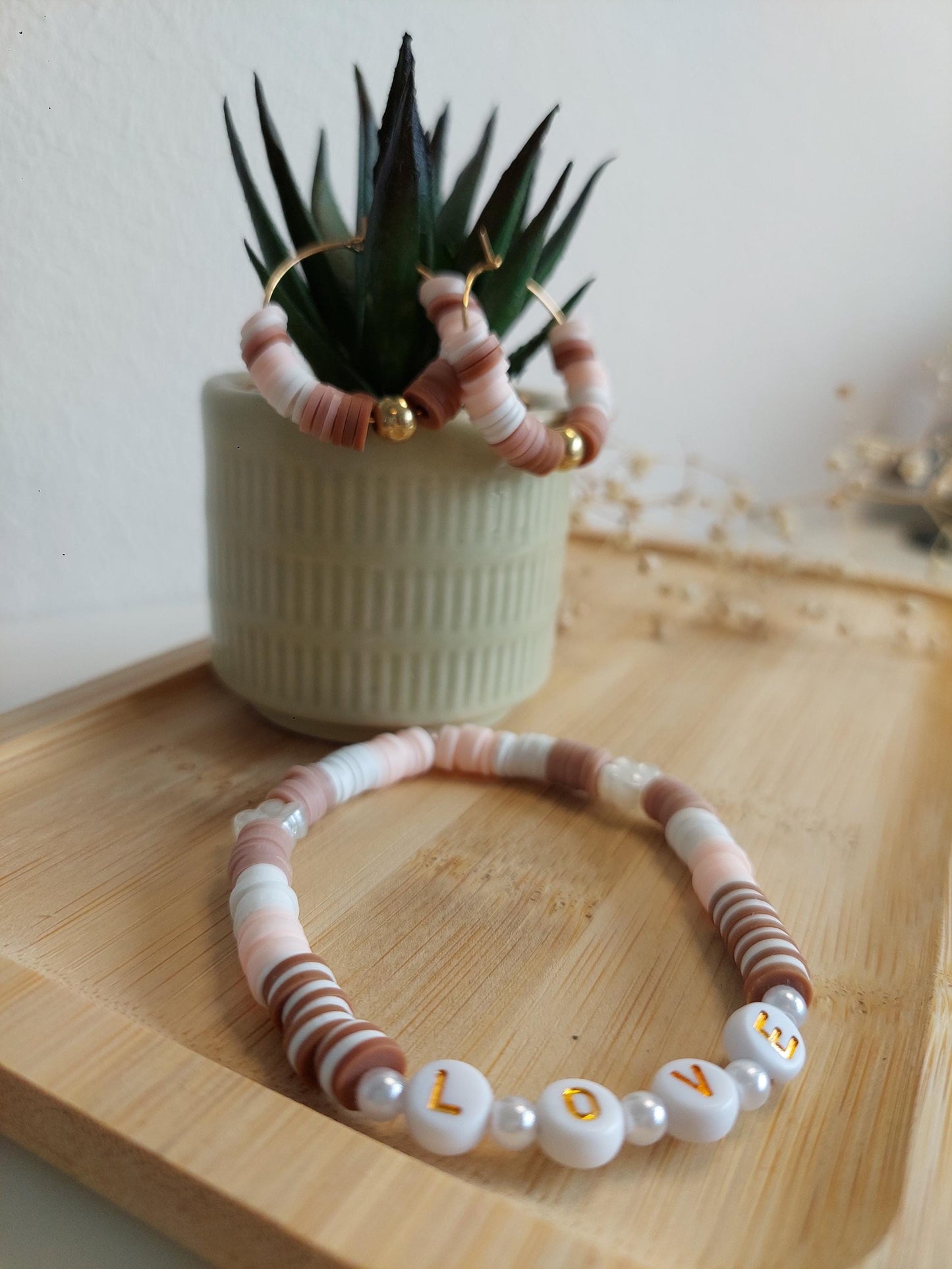 LOVE Armband & Ohrringe Set – Clay Beads Schmuck in Rosa Beige, Sommer Herbst Boho Set, Heishi Perlen Armband, Gold Creolen, Friendship Gift