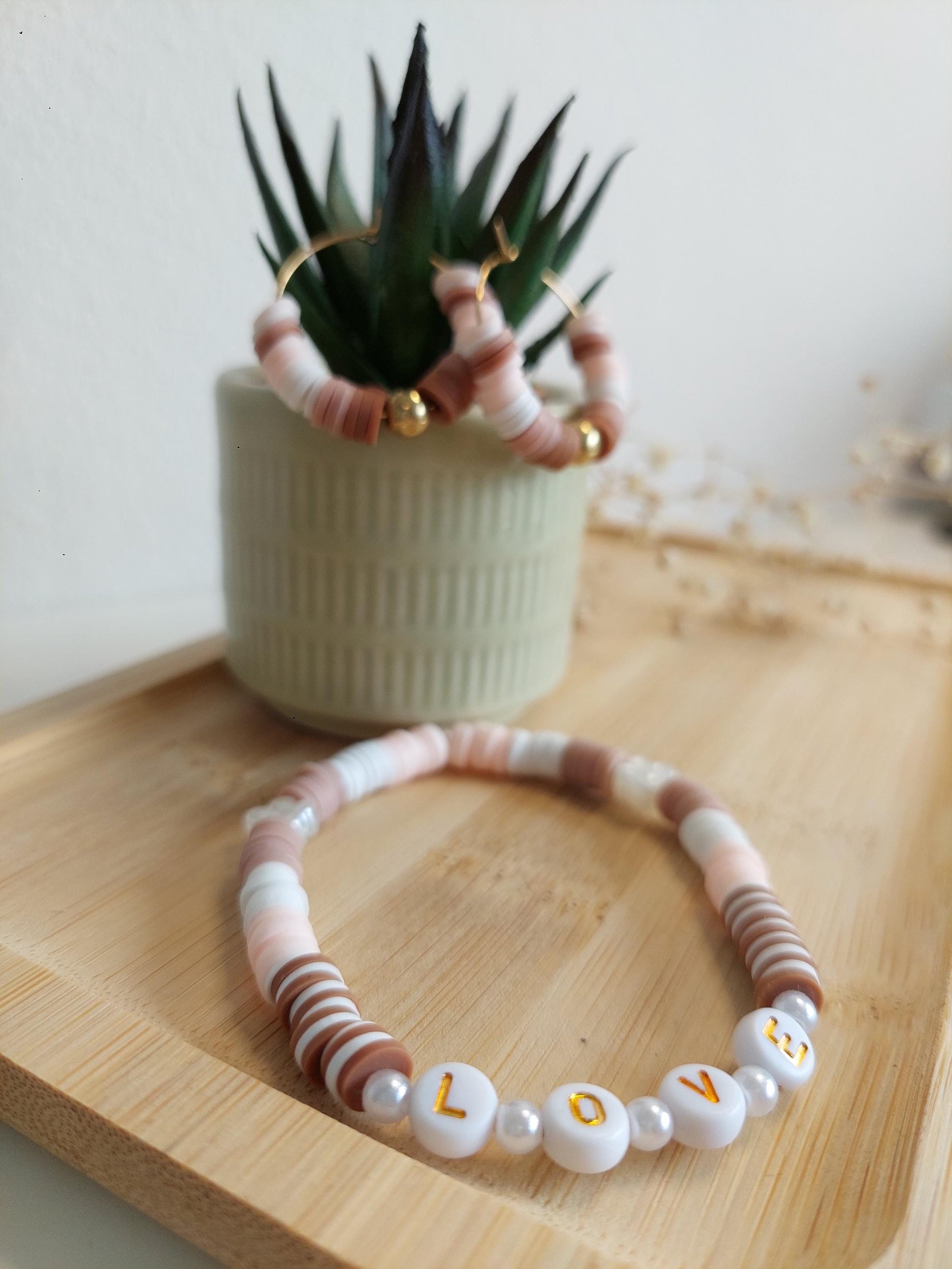 LOVE Armband & Ohrringe Set – Clay Beads Schmuck in Rosa Beige, Sommer Herbst Boho Set, Heishi Perlen Armband, Gold Creolen, Friendship Gift