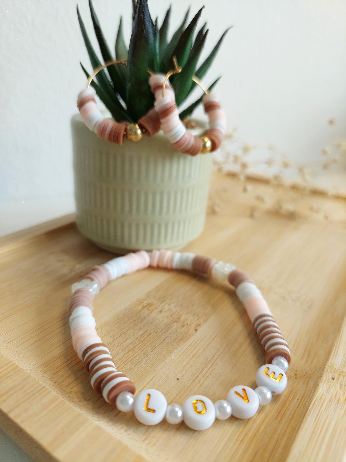LOVE Armband & Ohrringe Set – Clay Beads Schmuck in Rosa Beige, Sommer Herbst Boho Set, Heishi Perlen Armband, Gold Creolen, Friendship Gift
