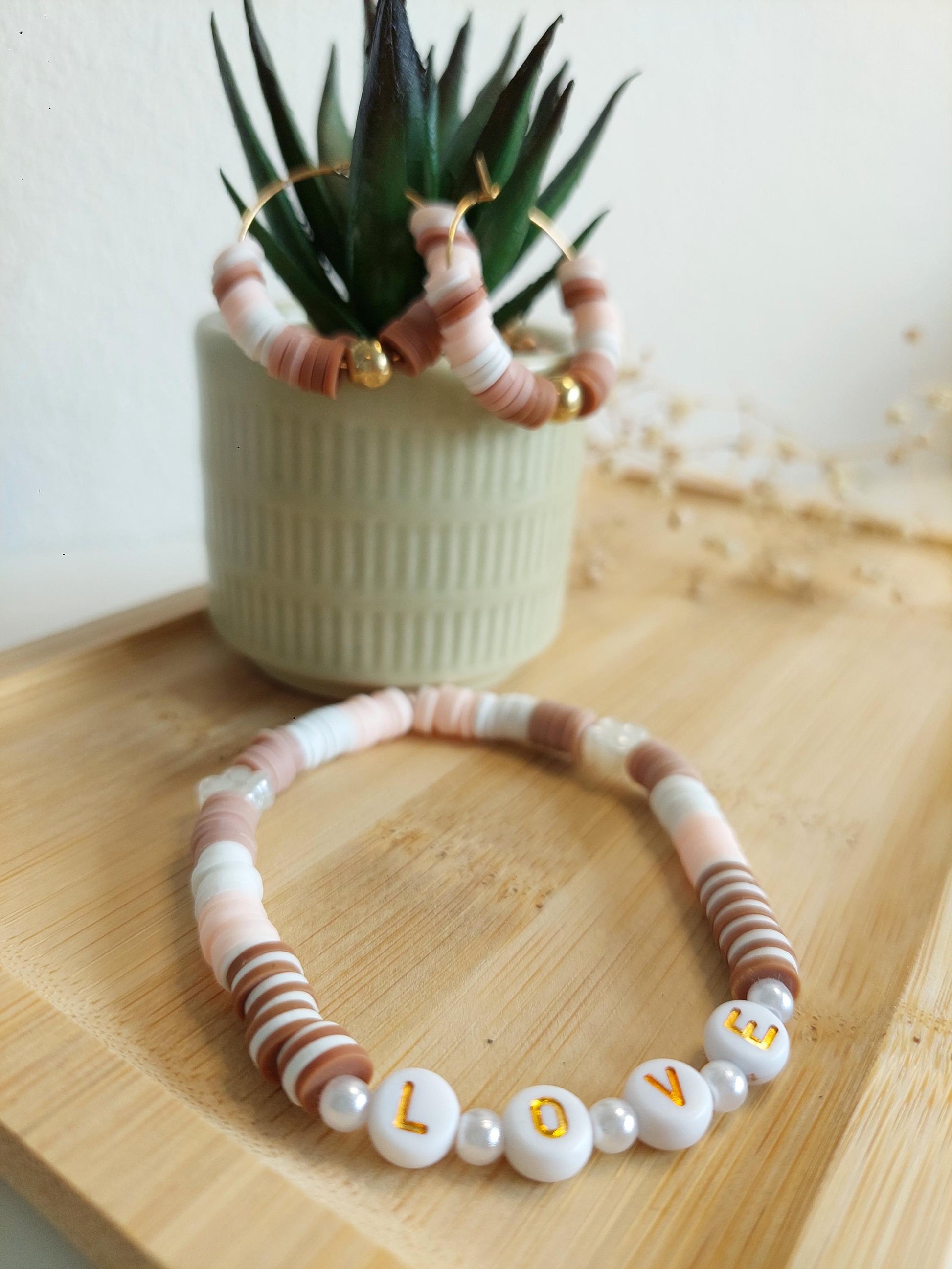 LOVE Armband & Ohrringe Set – Clay Beads Schmuck in Rosa Beige, Sommer Herbst Boho Set, Heishi Perlen Armband, Gold Creolen, Friendship Gift