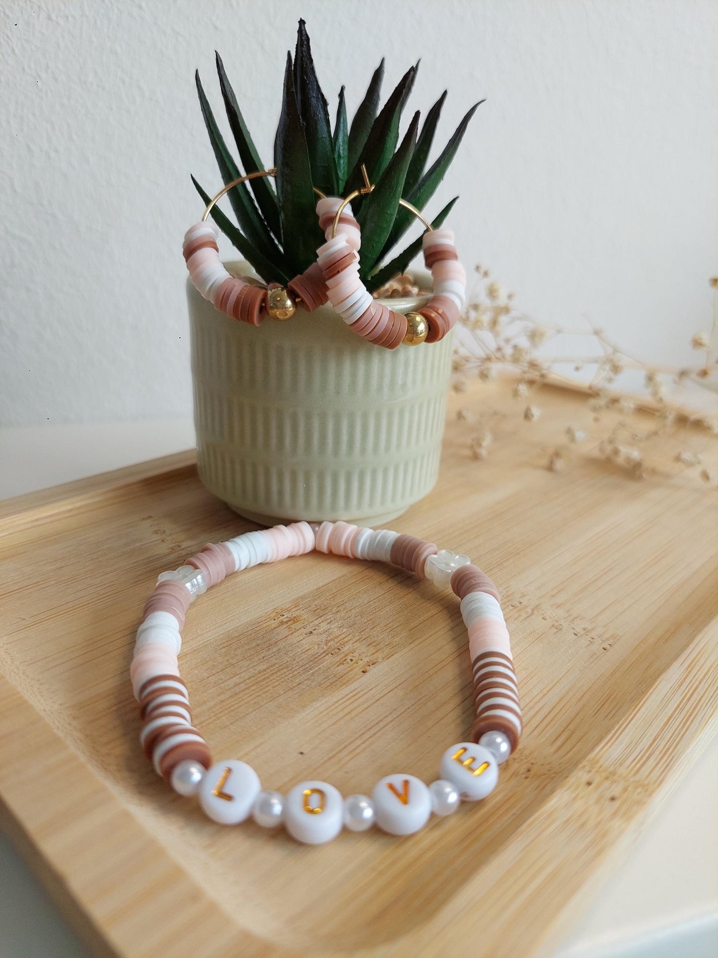 LOVE Armband & Ohrringe Set – Clay Beads Schmuck in Rosa Beige, Sommer Herbst Boho Set, Heishi Perlen Armband, Gold Creolen, Friendship Gift