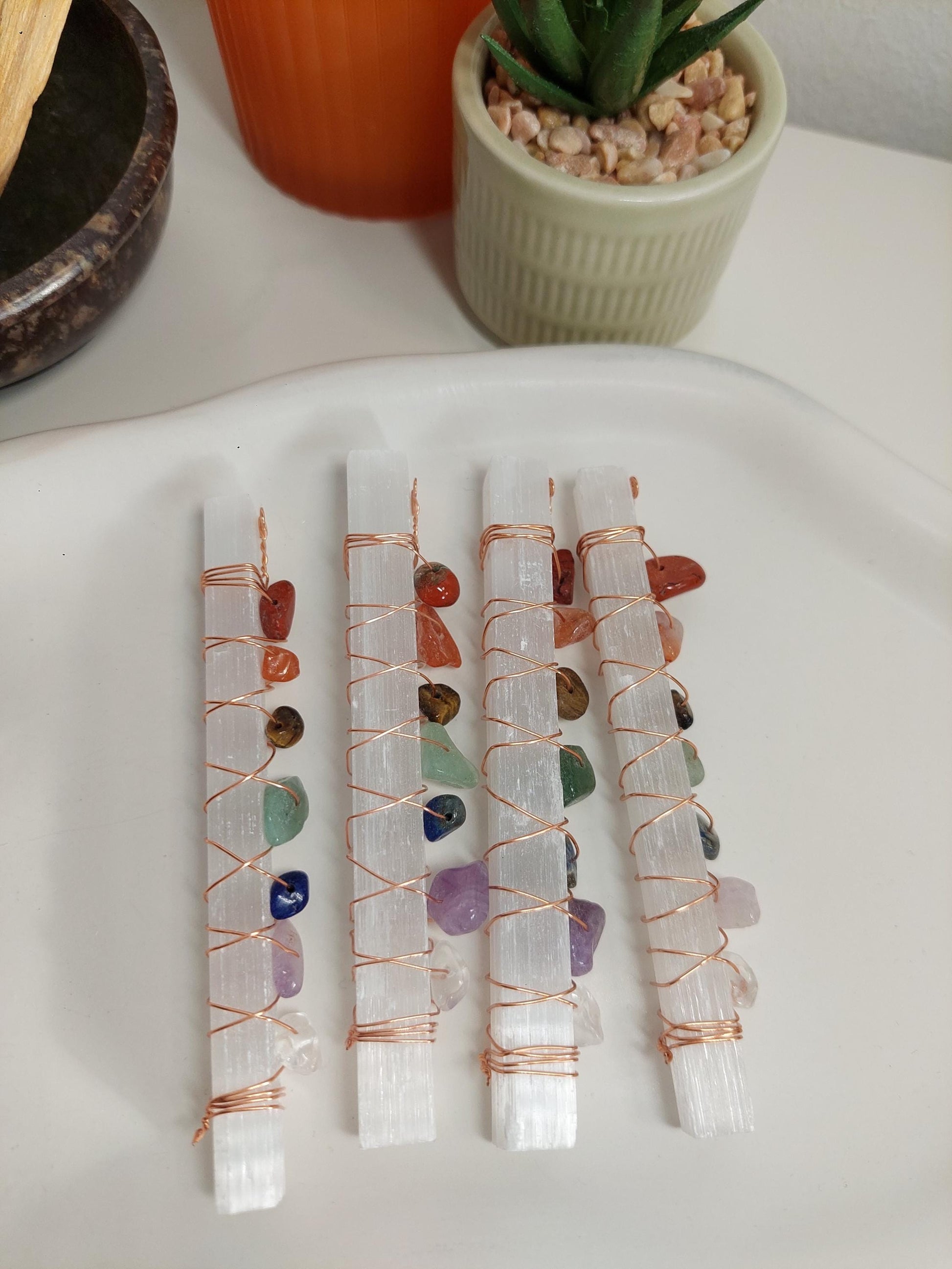 Selenit Stab mit Chakra Edelsteinen – Heilstein Stab, Energie Reinigung, Crystal Wand, Chakra Balancing Tool, Meditation, Spiritual Healing