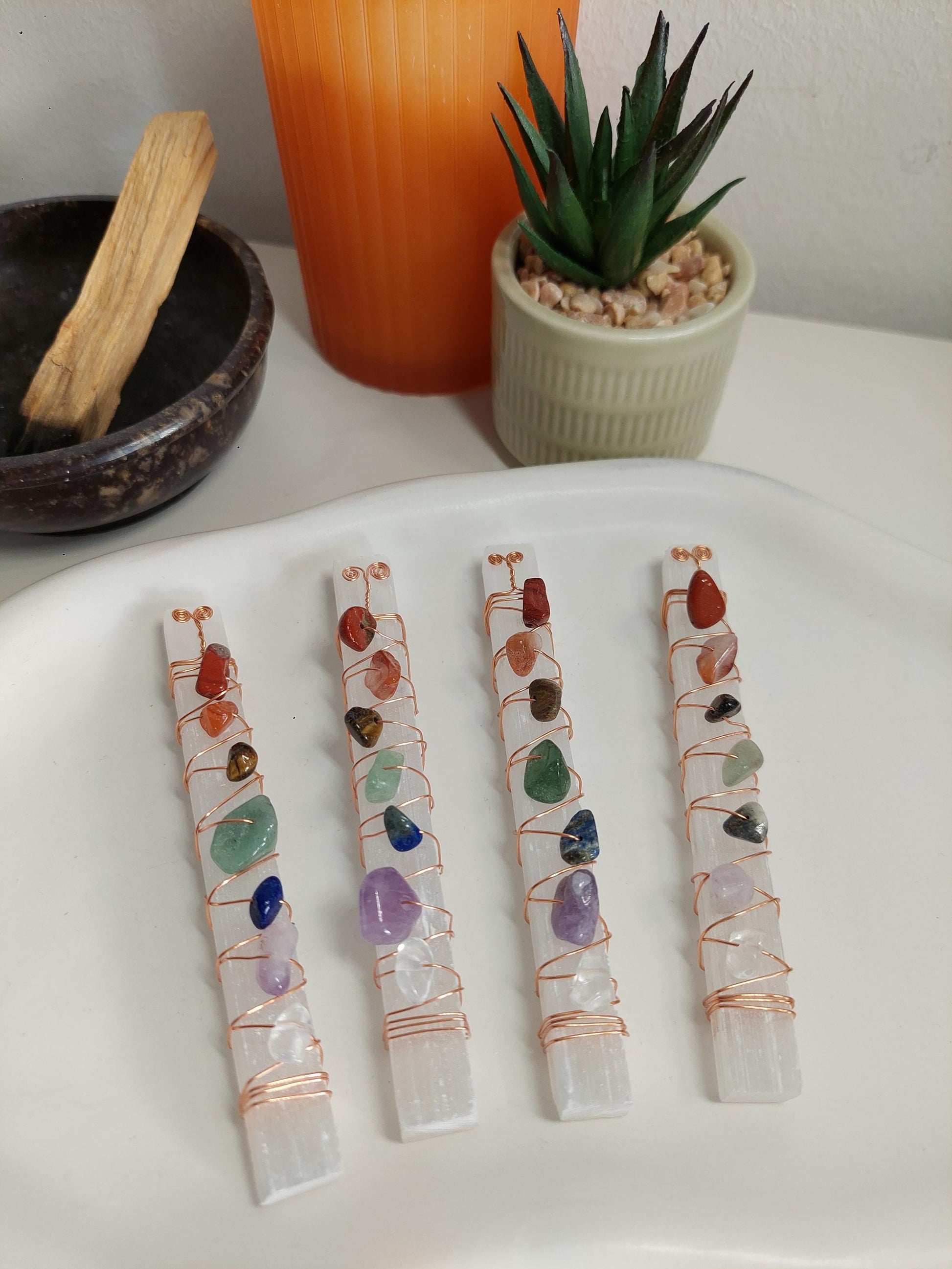 Selenit Stab mit Chakra Edelsteinen – Heilstein Stab, Energie Reinigung, Crystal Wand, Chakra Balancing Tool, Meditation, Spiritual Healing