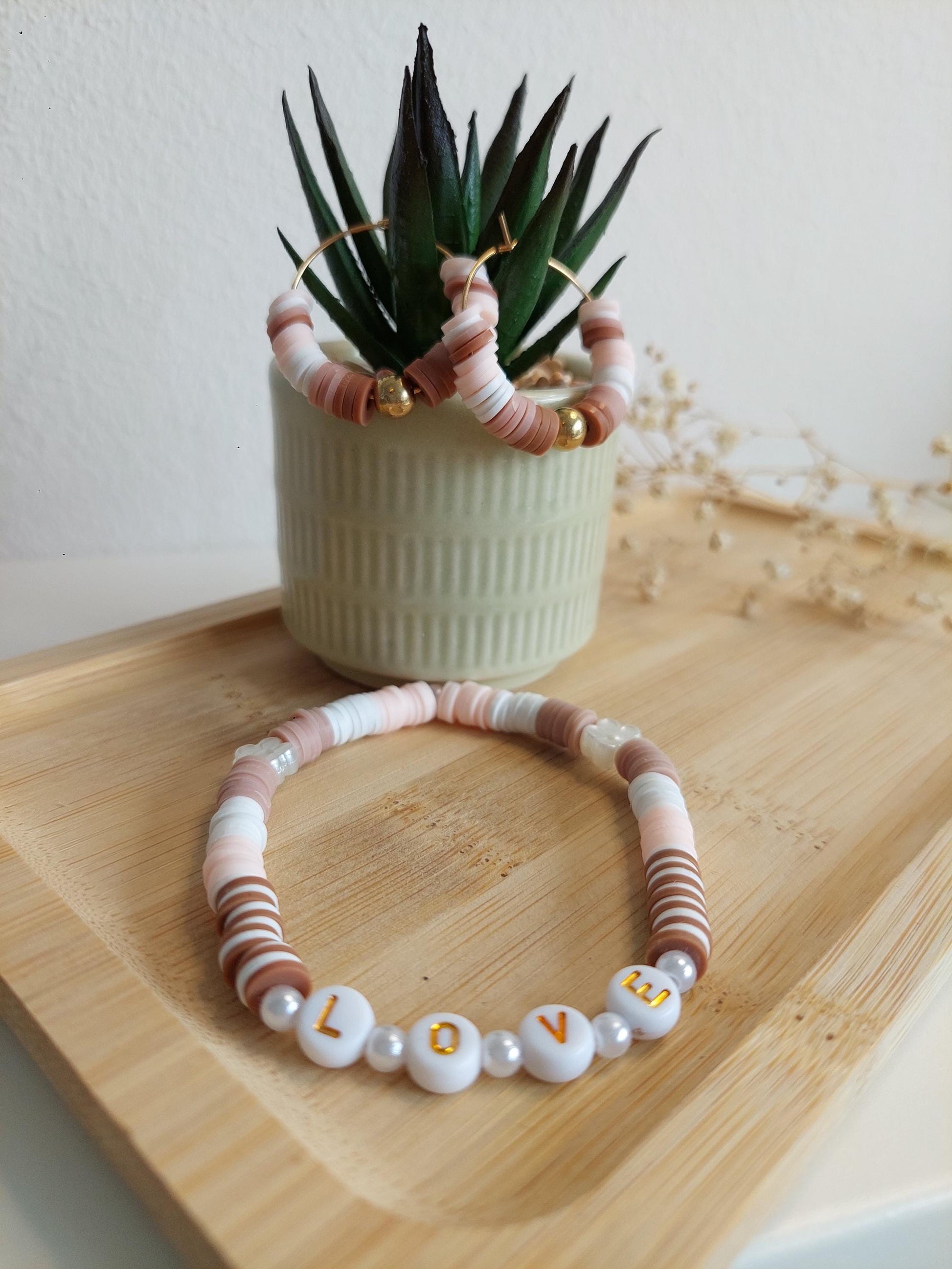LOVE Armband & Ohrringe Set – Clay Beads Schmuck in Rosa Beige, Sommer Herbst Boho Set, Heishi Perlen Armband, Gold Creolen, Friendship Gift