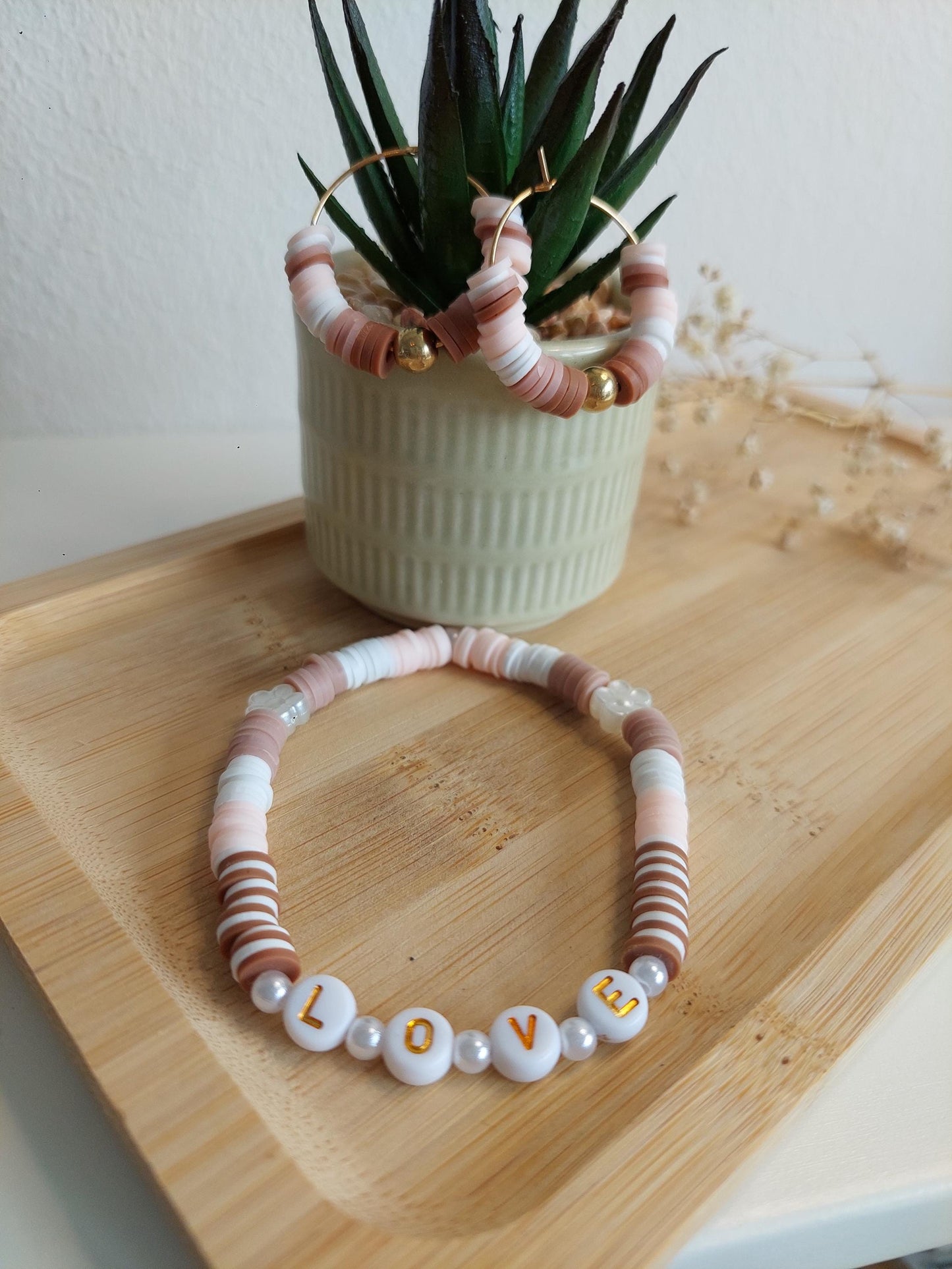 LOVE Armband & Ohrringe Set – Clay Beads Schmuck in Rosa Beige, Sommer Herbst Boho Set, Heishi Perlen Armband, Gold Creolen, Friendship Gift