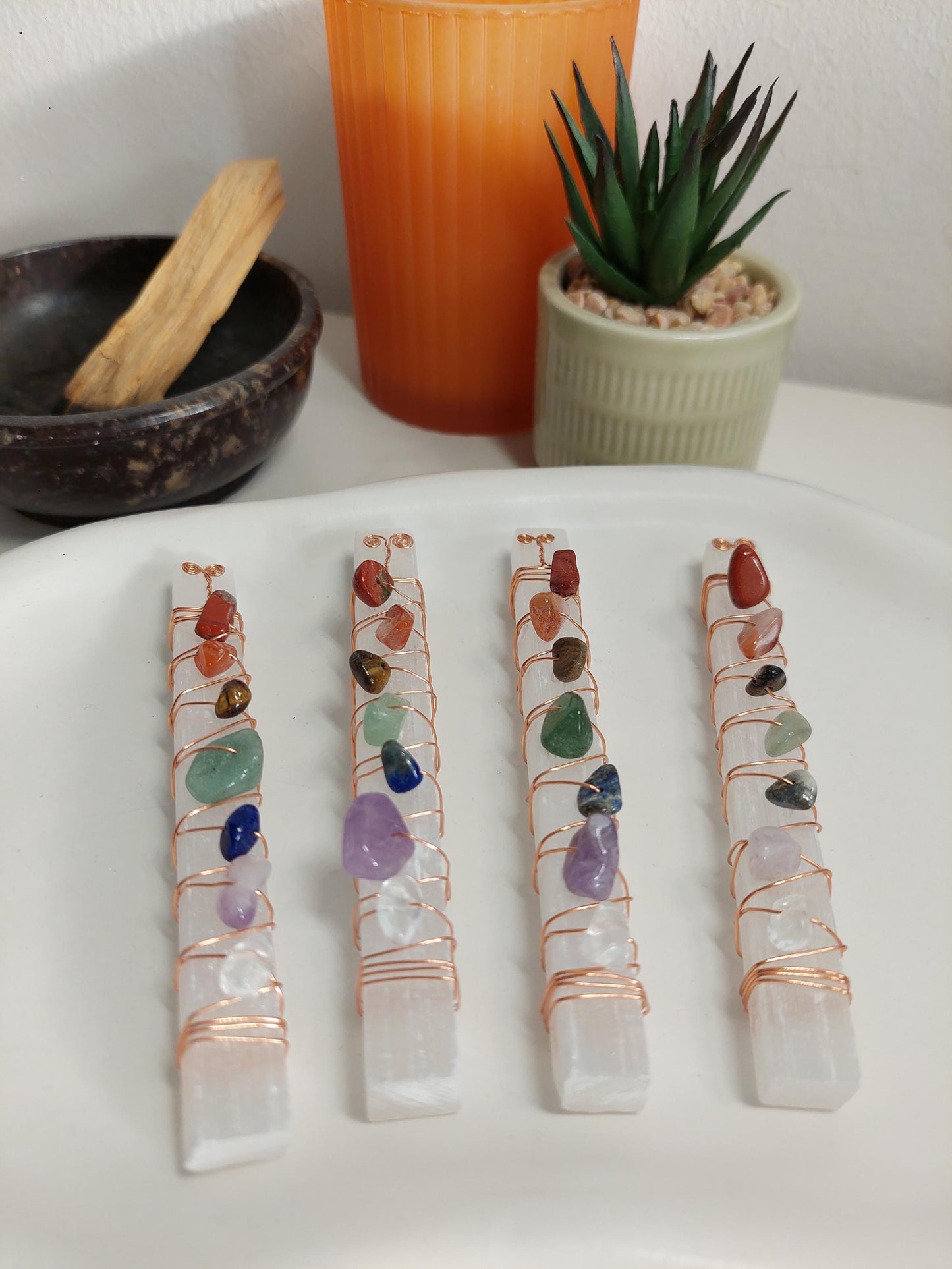 Selenit Stab mit Chakra Edelsteinen – Heilstein Stab, Energie Reinigung, Crystal Wand, Chakra Balancing Tool, Meditation, Spiritual Healing