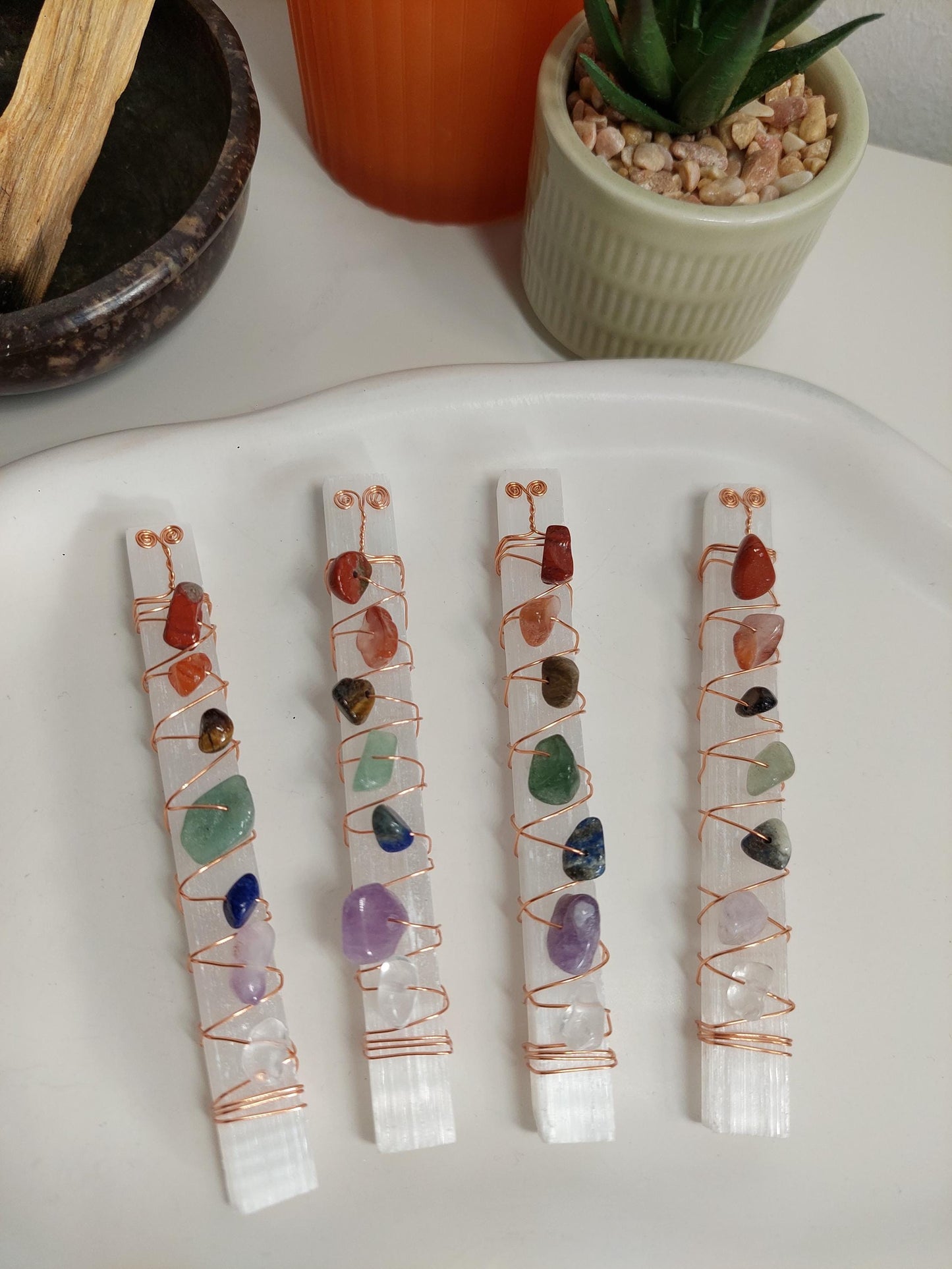 Selenit Stab mit Chakra Edelsteinen – Heilstein Stab, Energie Reinigung, Crystal Wand, Chakra Balancing Tool, Meditation, Spiritual Healing