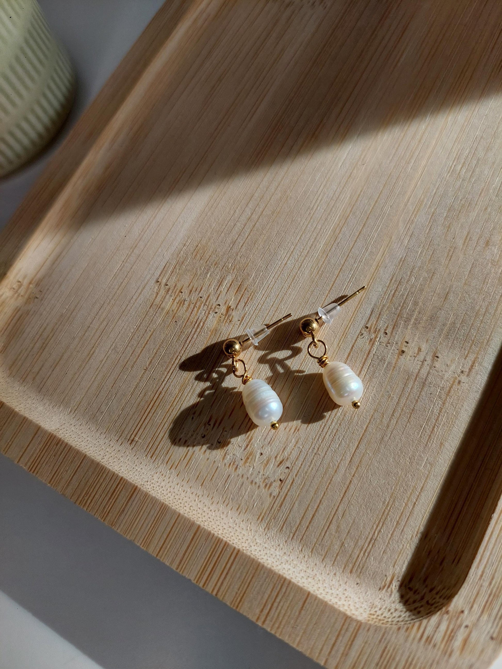 Elegante Süßwasserperlen Ohrringe Gold – Minimalistische Tropfen | Echtperlen | Geschenk für Frauen | Handmade Boho | Wasserfeste Stecker