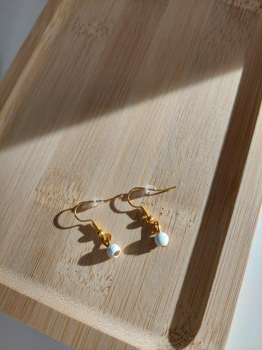 Weiße Lavastein Ohrringe Gold – Aroma Diffuser Ohrringe | Naturstein Schmuck | Minimalistische Boho Earrings | Geschenk für Frauen
