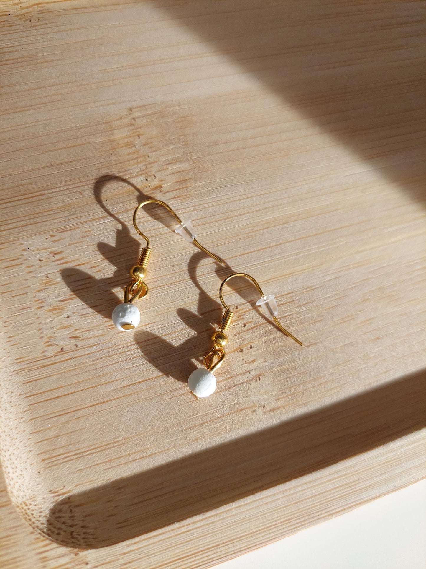 Weiße Lavastein Ohrringe Gold – Aroma Diffuser Ohrringe | Naturstein Schmuck | Minimalistische Boho Earrings | Geschenk für Frauen