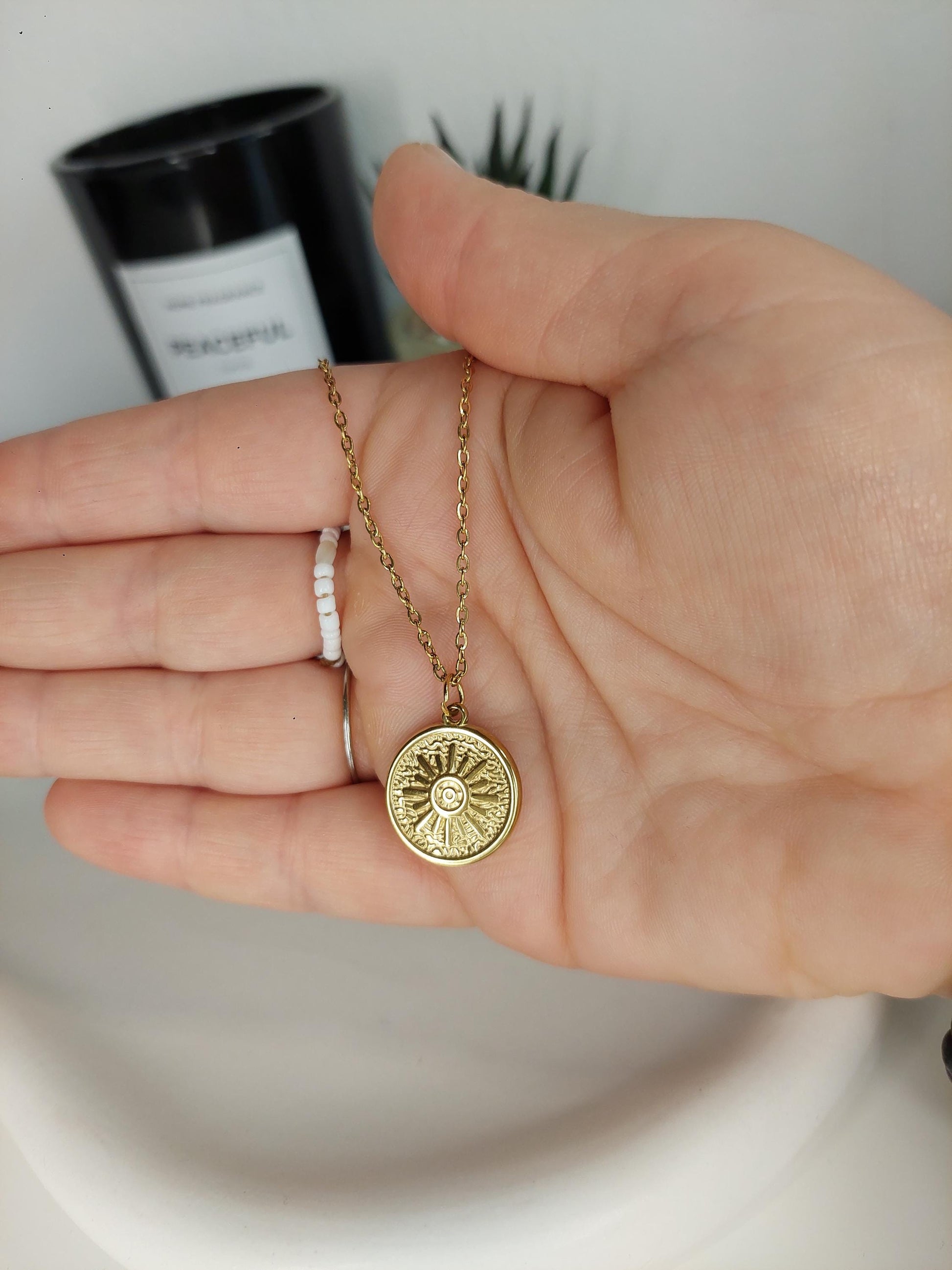 Goldene Sonnen Amulett Kette • 18K vergoldeter Edelstahl • Spirituelle Halskette • Schutzsymbol • Minimalistisch Boho • Geschenk für Frauen