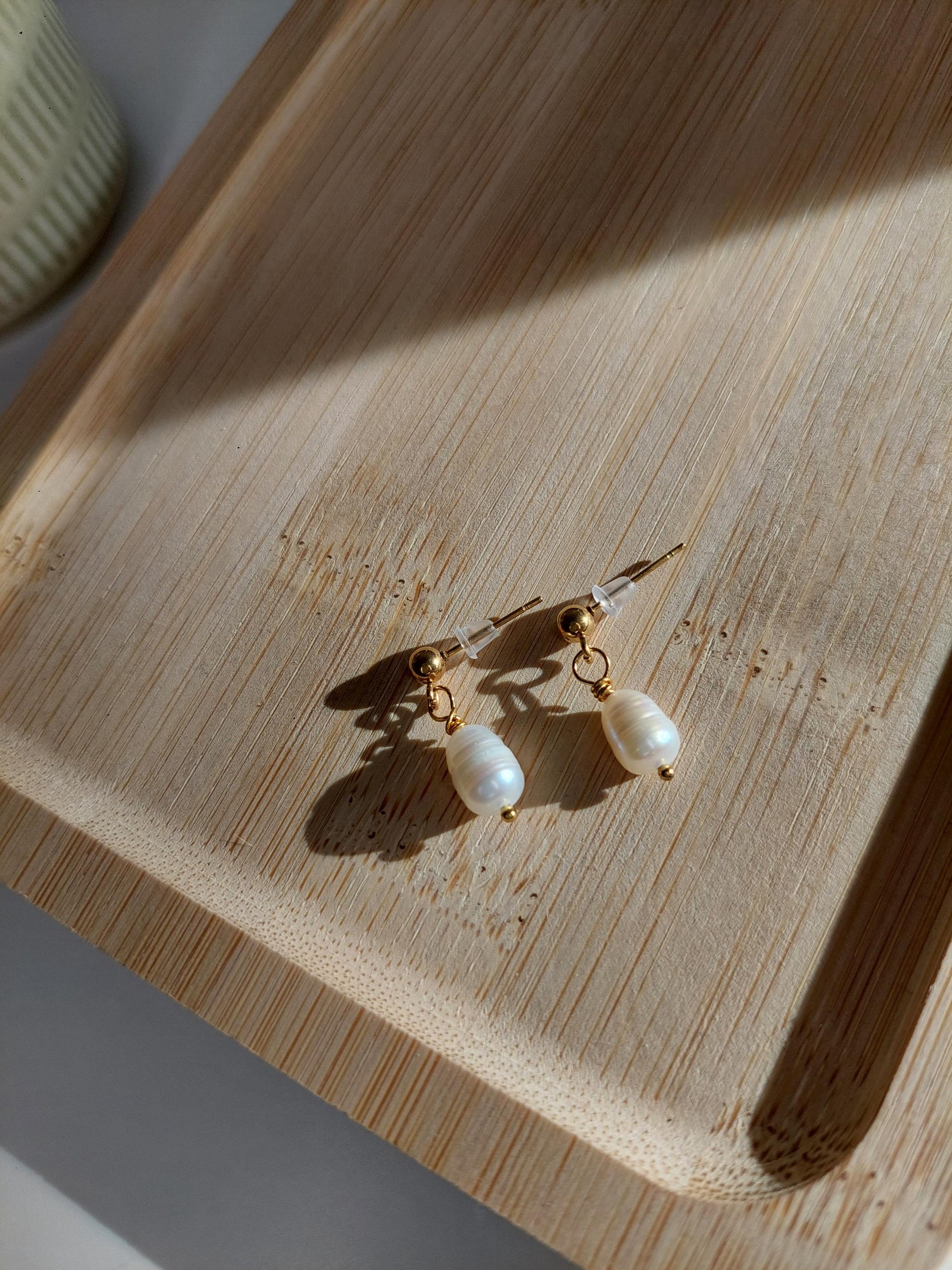 Elegante Süßwasserperlen Ohrringe Gold – Minimalistische Tropfen | Echtperlen | Geschenk für Frauen | Handmade Boho | Wasserfeste Stecker