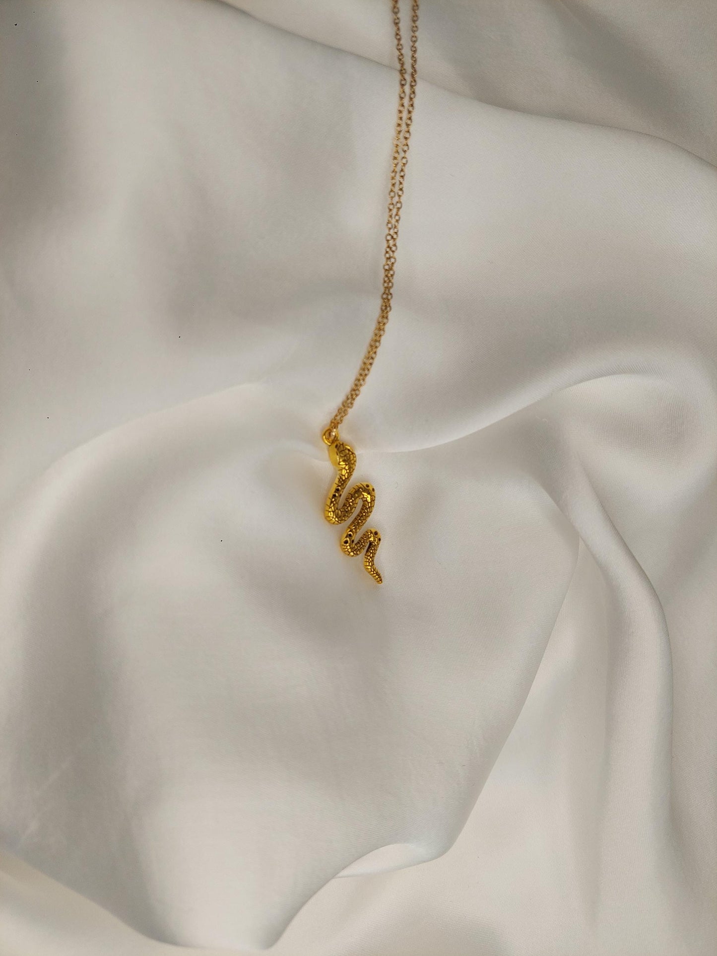 Goldene Schlangen Kette – Symbol für Transformation & feminine Kraft | Edelstahl vergoldet | Spiritueller Schmuck Minimalistische Halskette