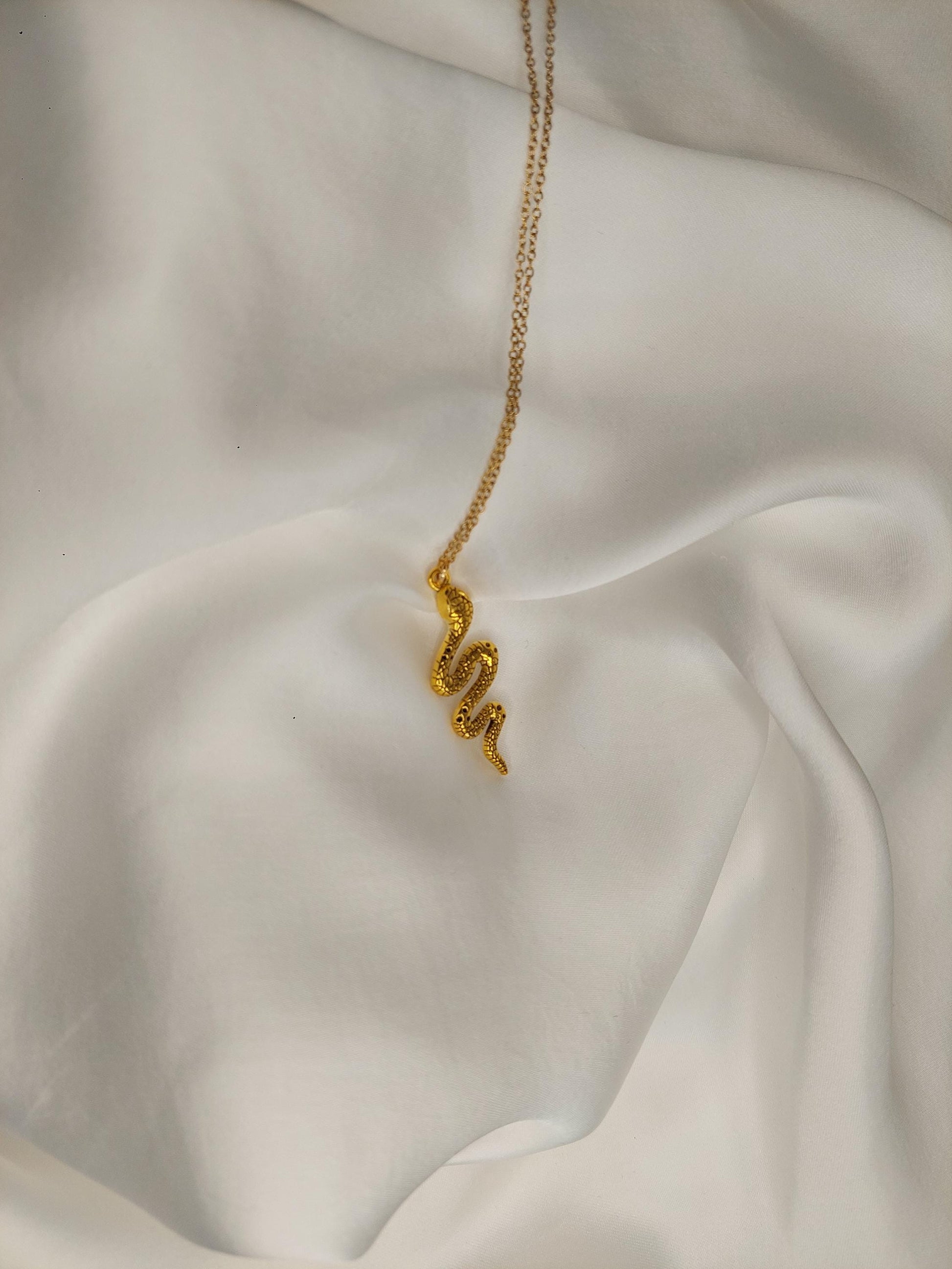 Goldene Schlangen Kette – Symbol für Transformation & feminine Kraft | Edelstahl vergoldet | Spiritueller Schmuck Minimalistische Halskette