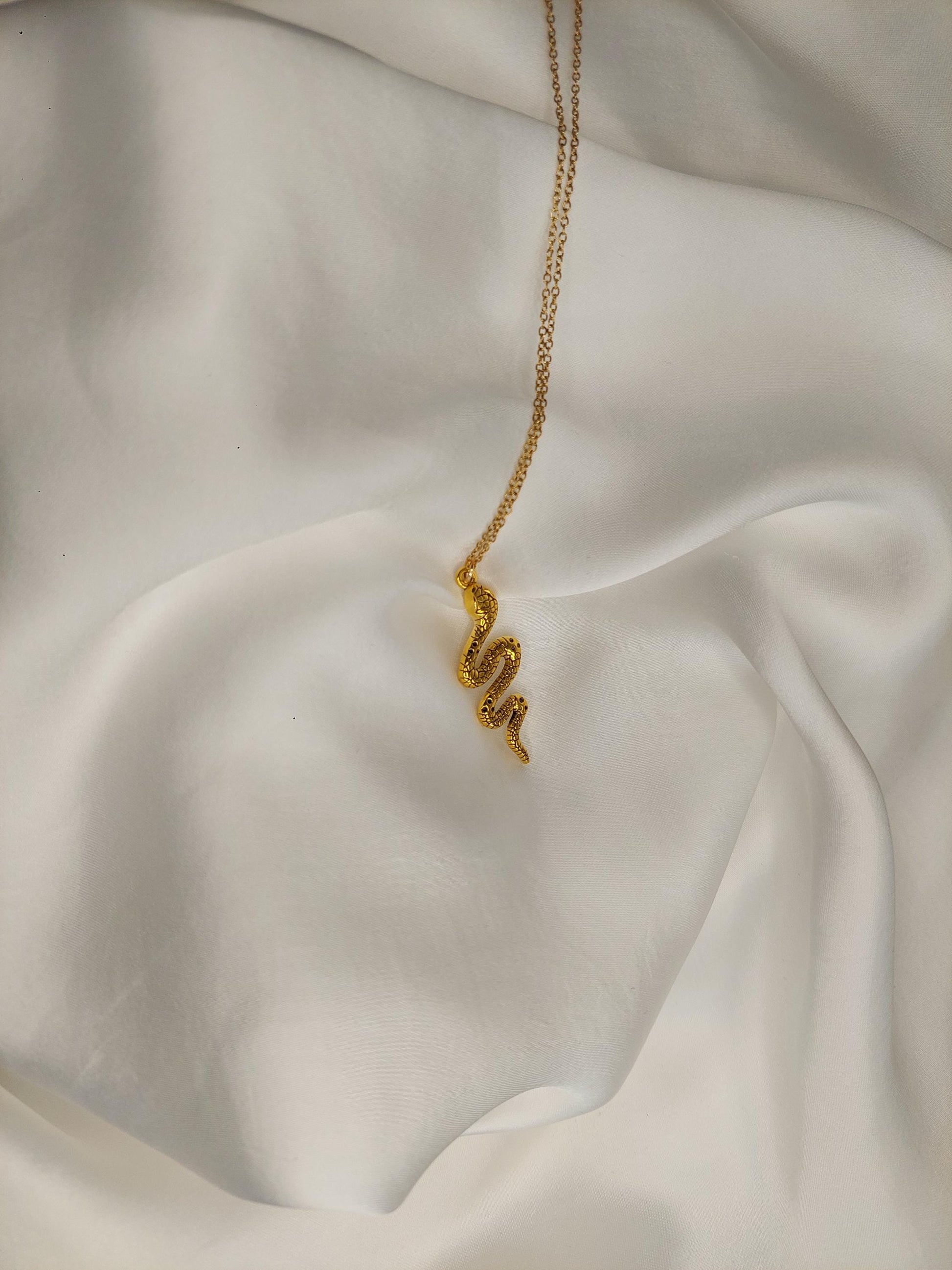 Goldene Schlangen Kette – Symbol für Transformation & feminine Kraft | Edelstahl vergoldet | Spiritueller Schmuck Minimalistische Halskette