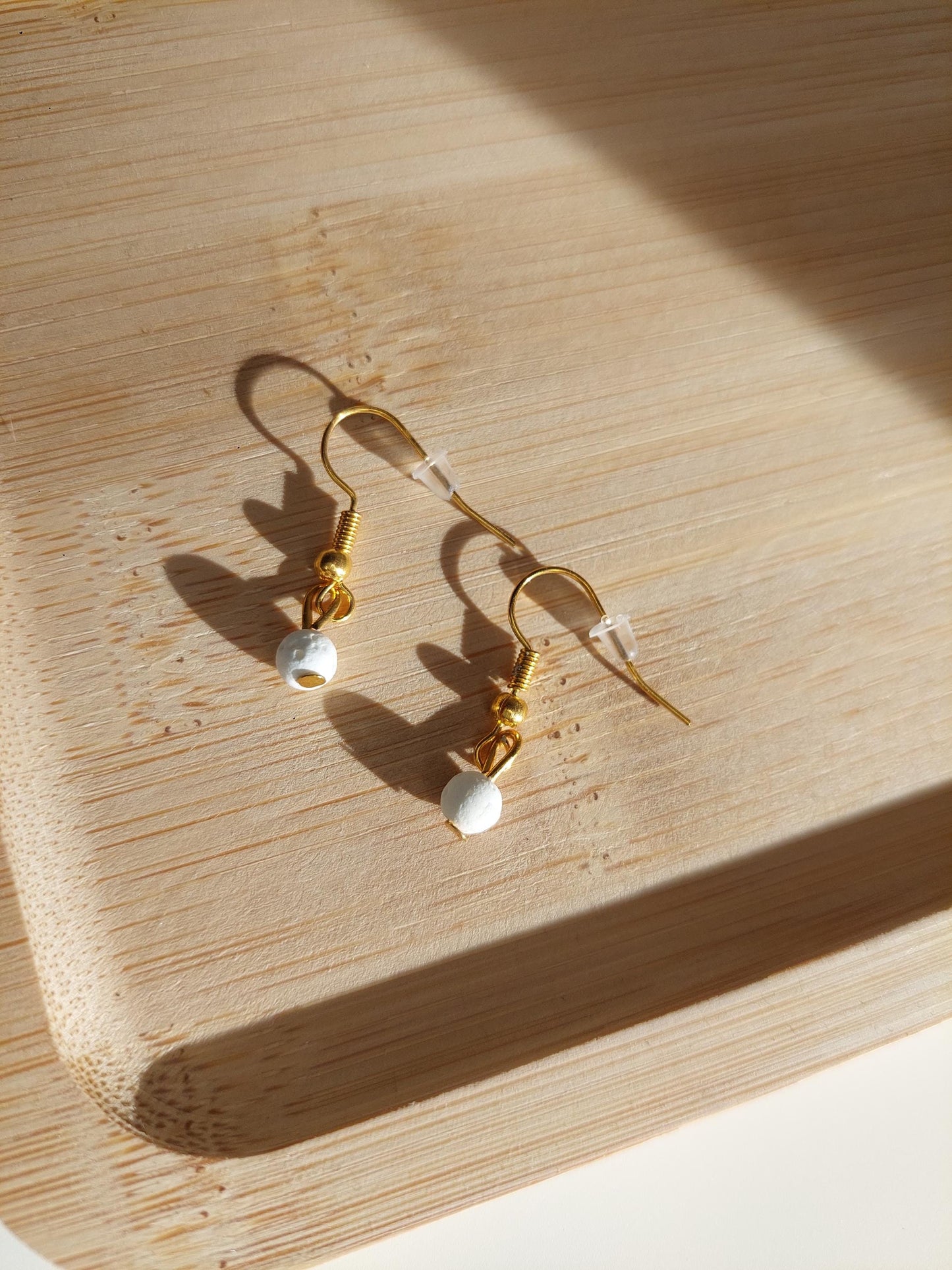 Weiße Lavastein Ohrringe Gold – Aroma Diffuser Ohrringe | Naturstein Schmuck | Minimalistische Boho Earrings | Geschenk für Frauen