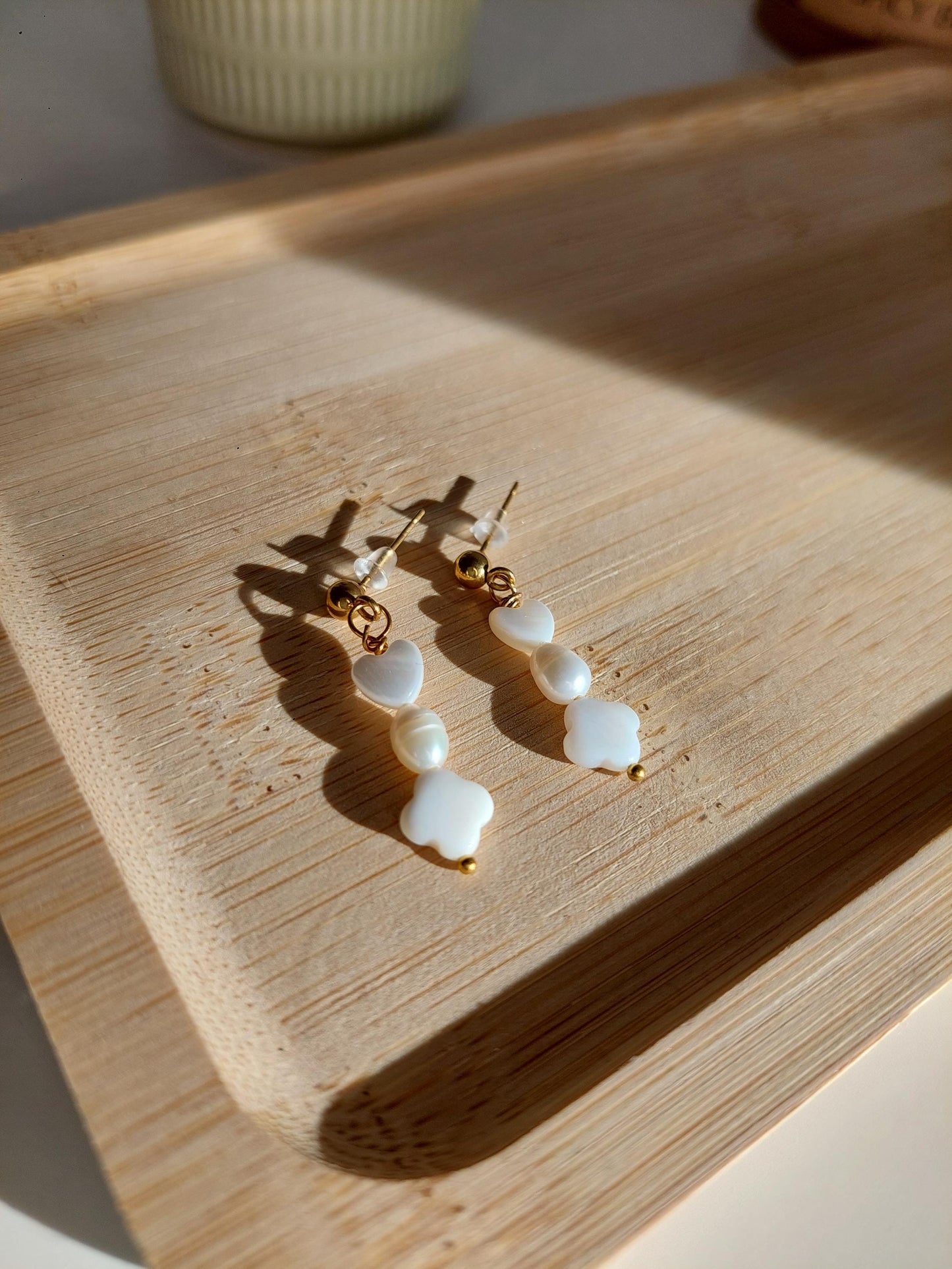 Perlmutt Ohrringe Gold – Süßwasserperlen & Blüten Ohrhänger | Femininer Schmuck | Elegante Boho Earrings | Geschenk Frauen | Wedding | X-mas