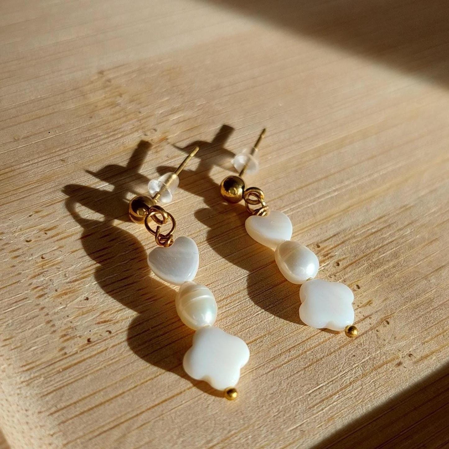 Perlmutt Ohrringe Gold – Süßwasserperlen & Blüten Ohrhänger | Femininer Schmuck | Elegante Boho Earrings | Geschenk Frauen | Wedding | X-mas