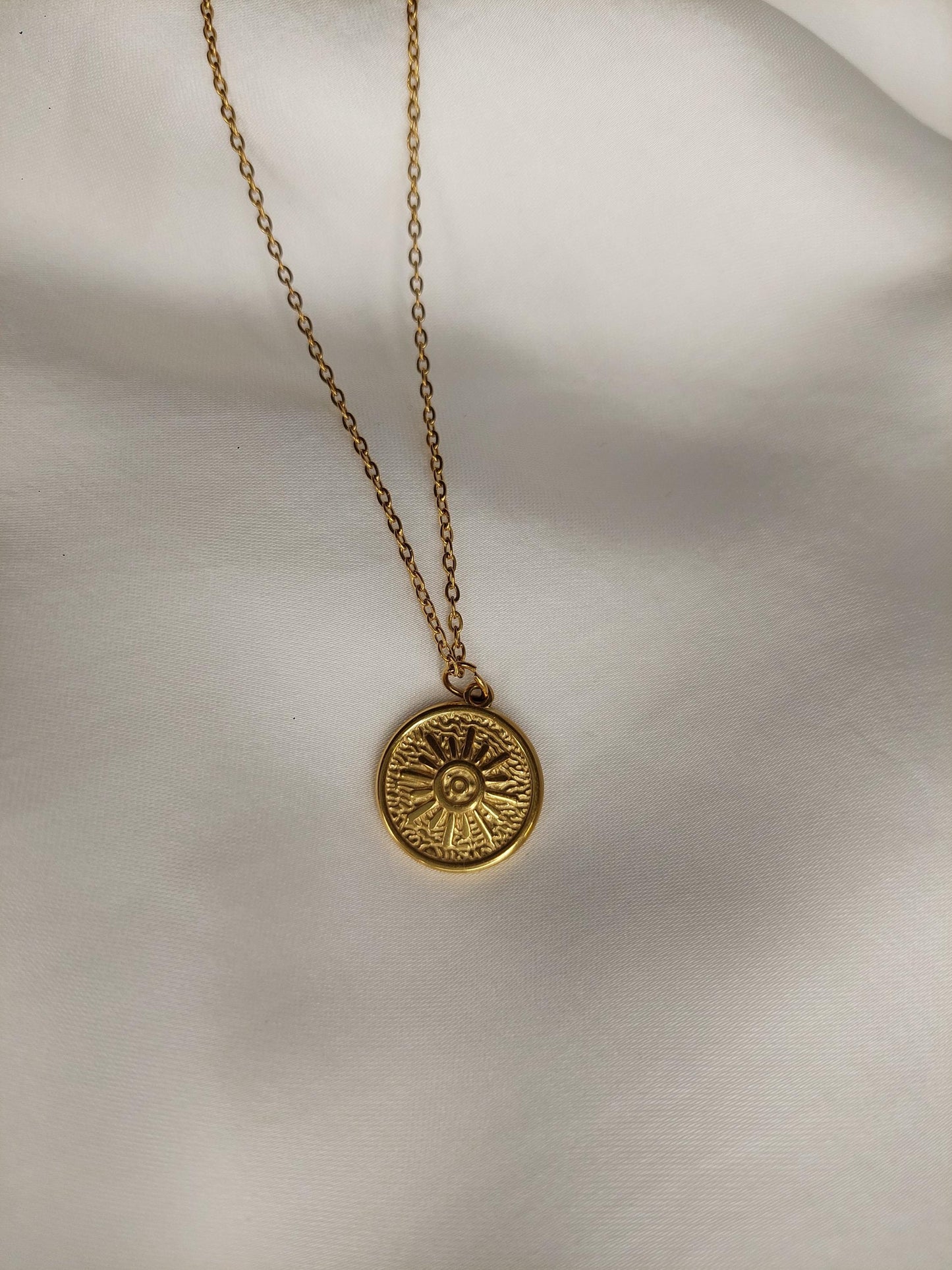 Goldene Sonnen Amulett Kette • 18K vergoldeter Edelstahl • Spirituelle Halskette • Schutzsymbol • Minimalistisch Boho • Geschenk für Frauen