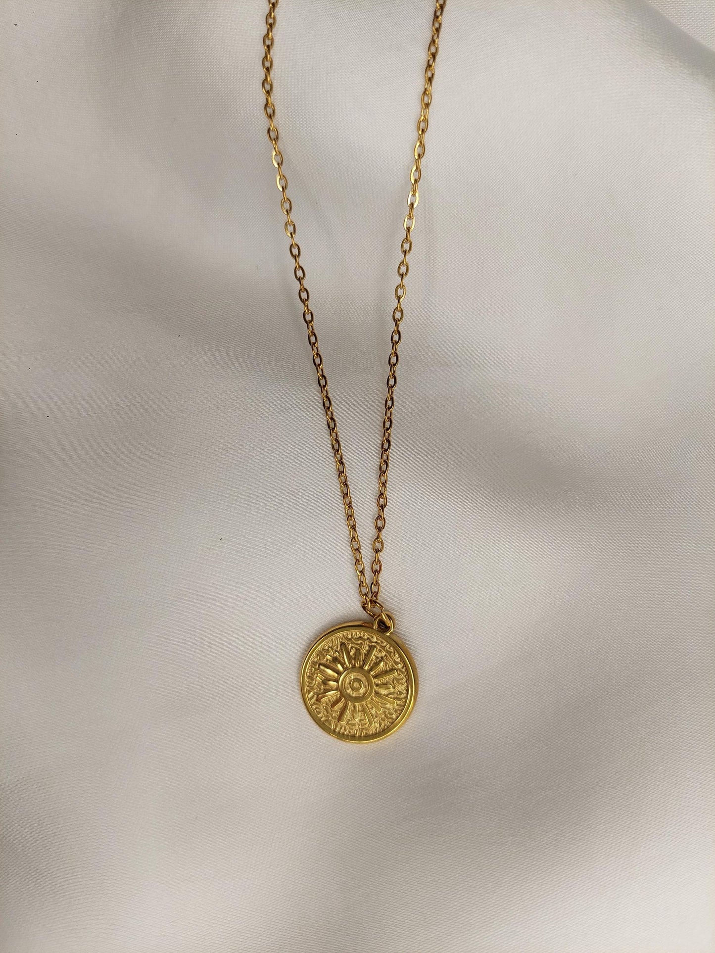 Goldene Sonnen Amulett Kette • 18K vergoldeter Edelstahl • Spirituelle Halskette • Schutzsymbol • Minimalistisch Boho • Geschenk für Frauen